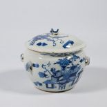 A Chinese jar with blue white decor of Antiquities. 19th-20th cent