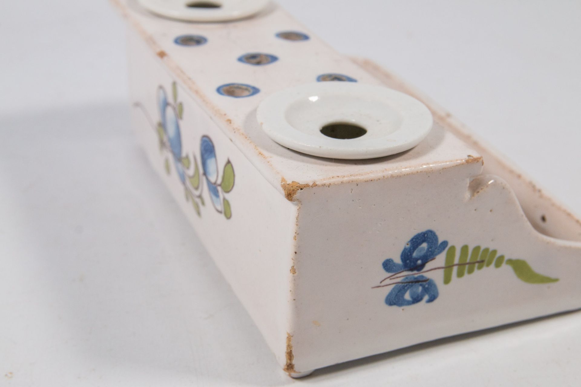 A ceramic ink pot with floral decor. - Image 9 of 17