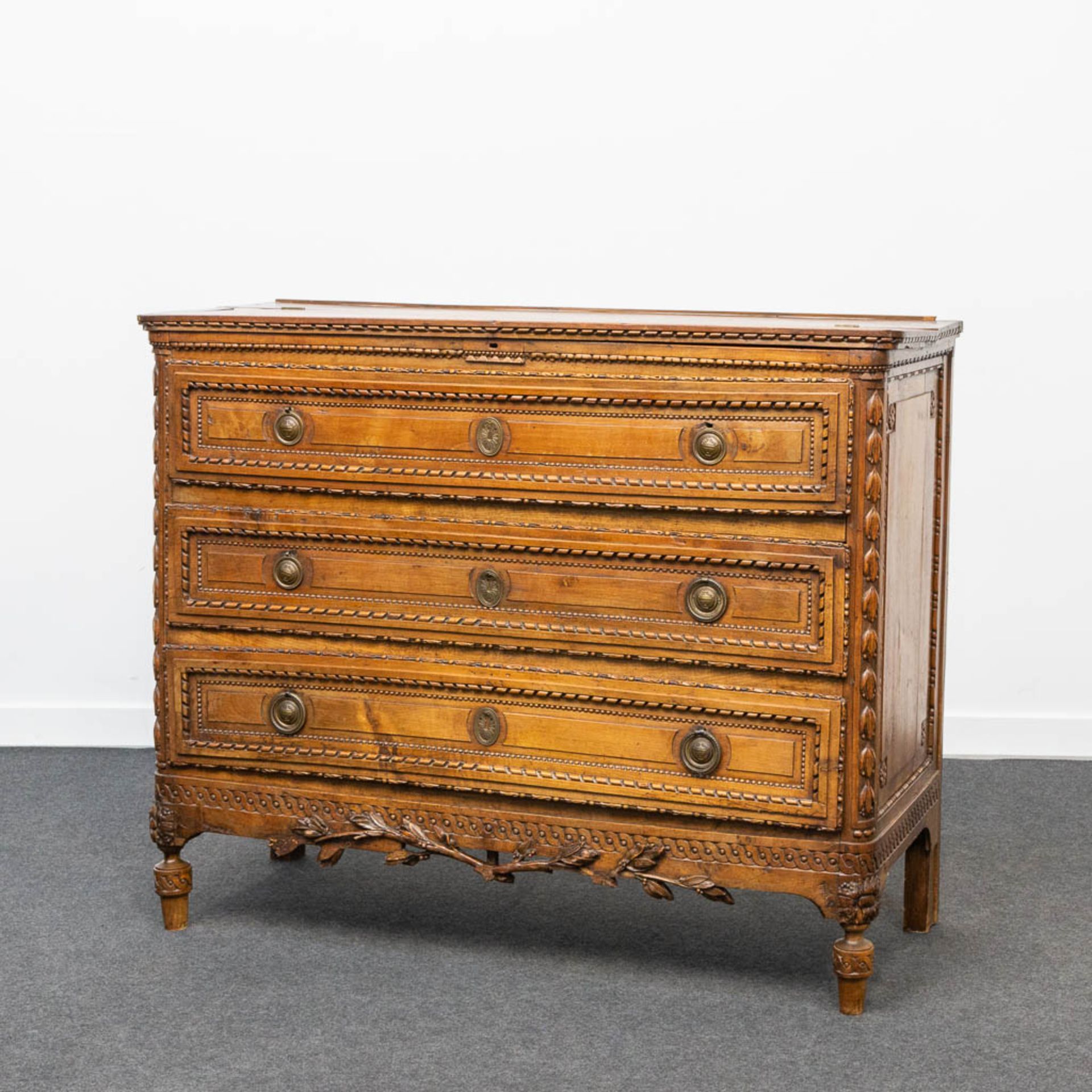 A wood sculptured commode in Louis XVI style, with 3 drawers and a hidden desk. 18th century. - Bild 8 aus 23