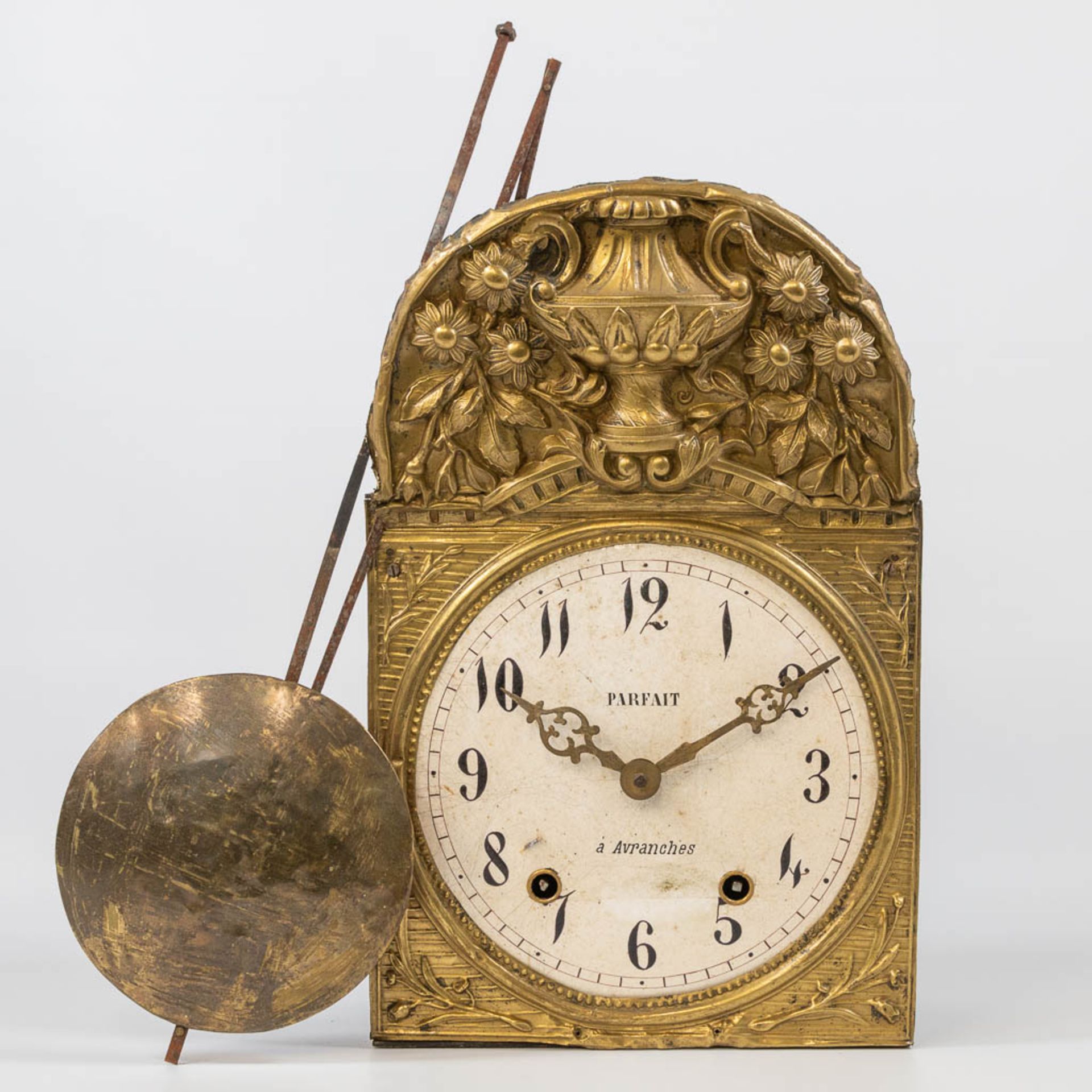 A collection of clocks and parts, a comptoise, an officers clock and table clock marked 'Jaeger Le C - Bild 9 aus 22