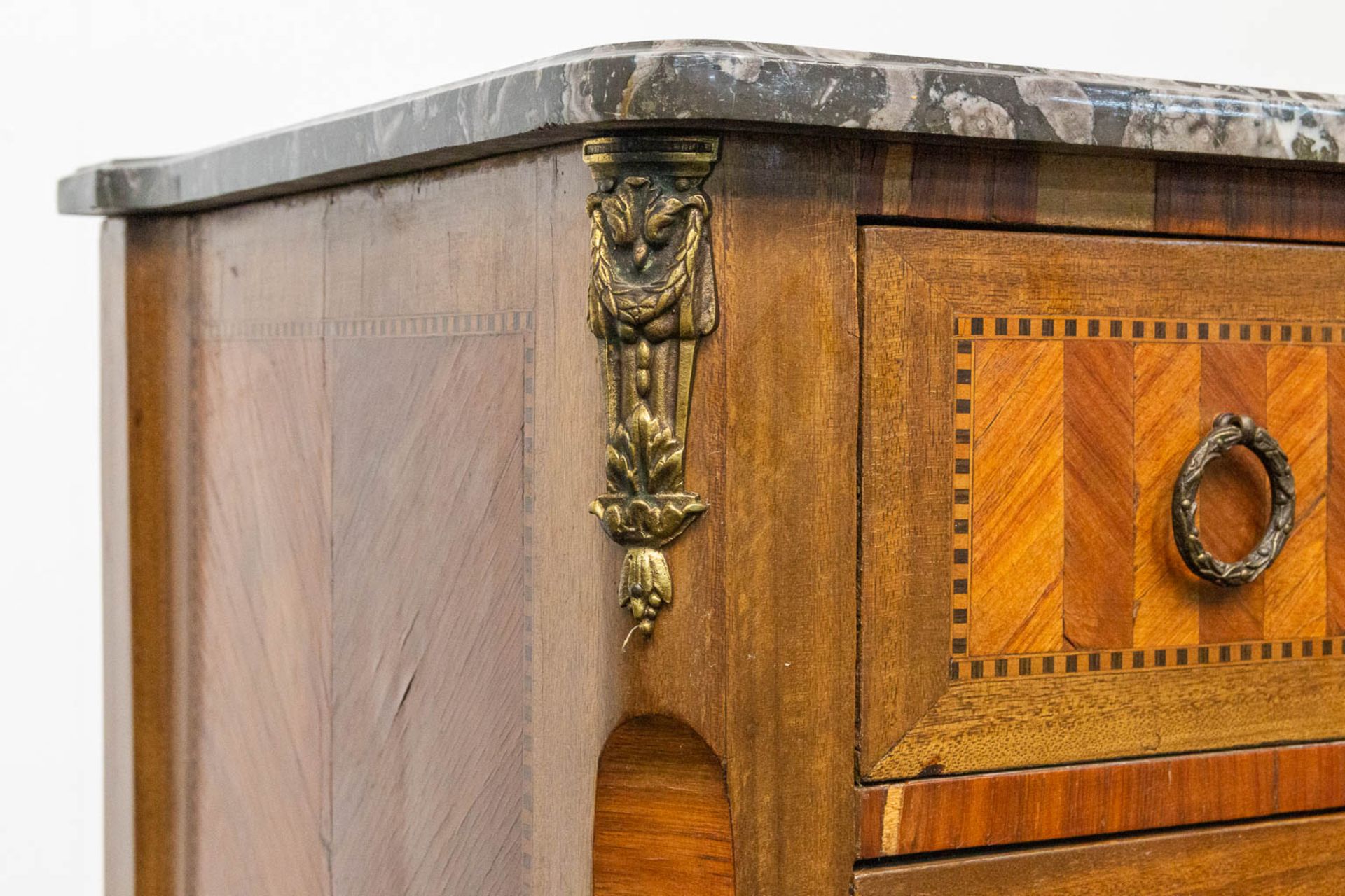 A bronze mounted 3-drawer commode with marble top. - Image 13 of 19