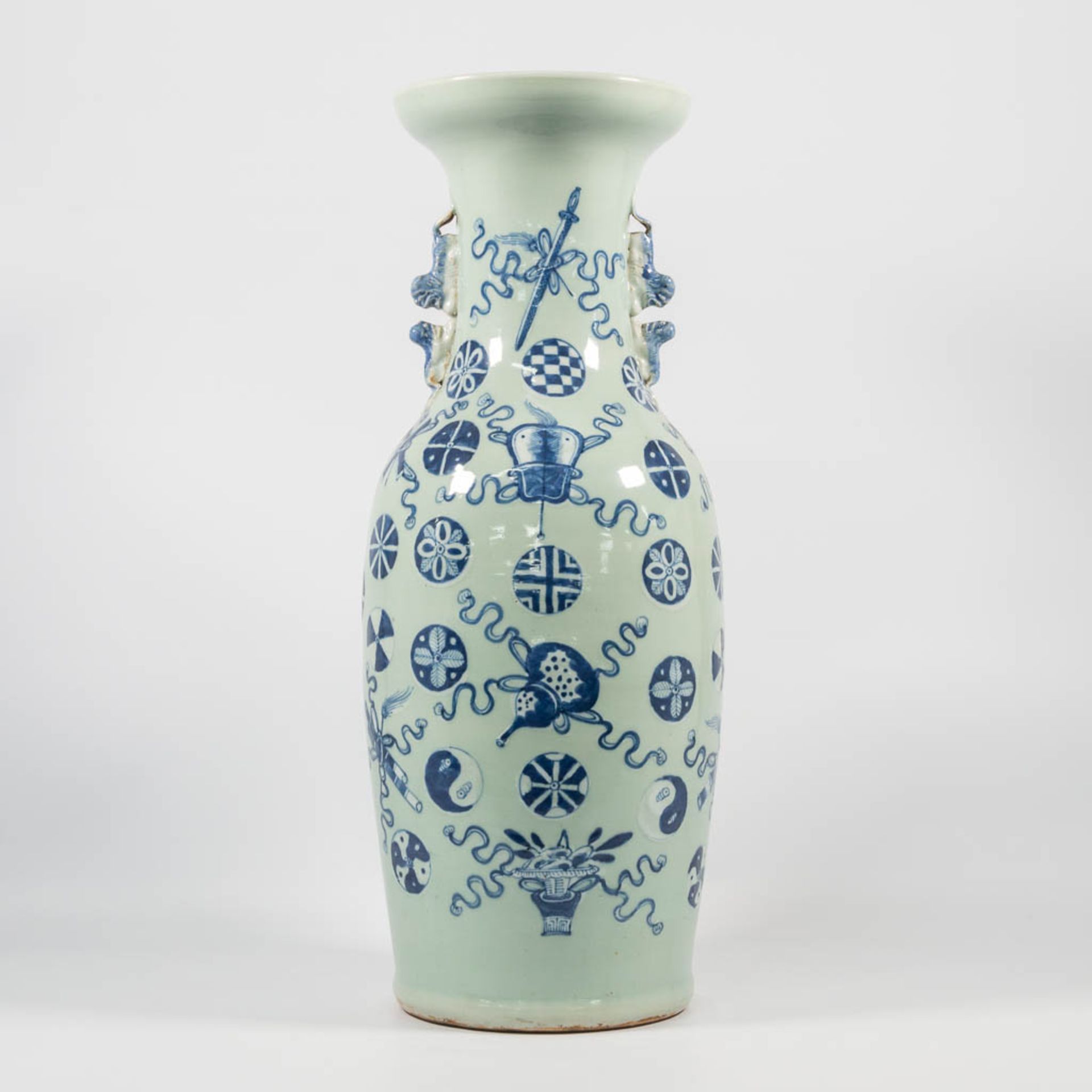 A blue and white Chinese Vase with symbolic decor, combined with 2 blue and white porcelain plates. - Image 11 of 33