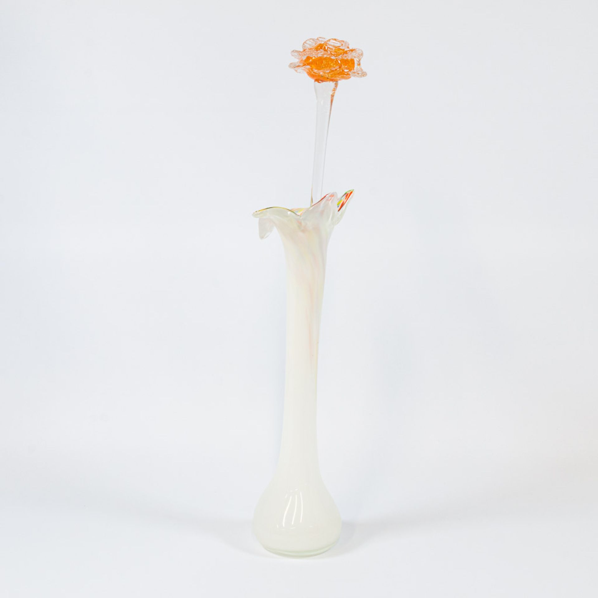 A collection of 4 vases and 4 glass flowers made in Murano, Italy. - Image 6 of 49