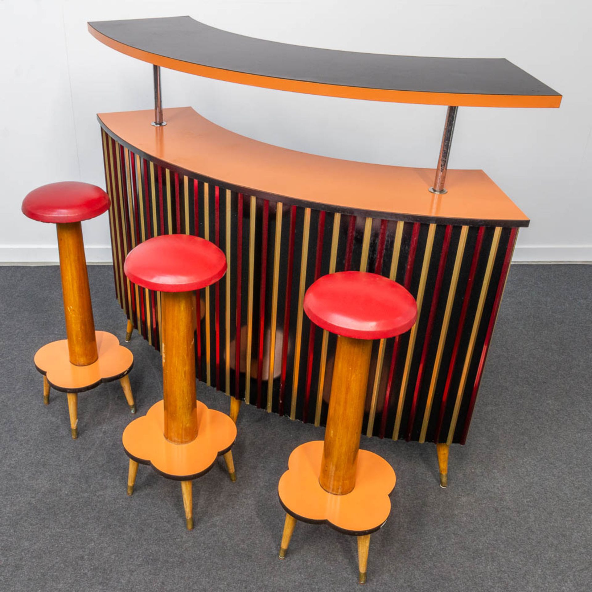 A vintage bar cabinet, made of formica and chrome, sided by 3 bar stools. - Bild 7 aus 19