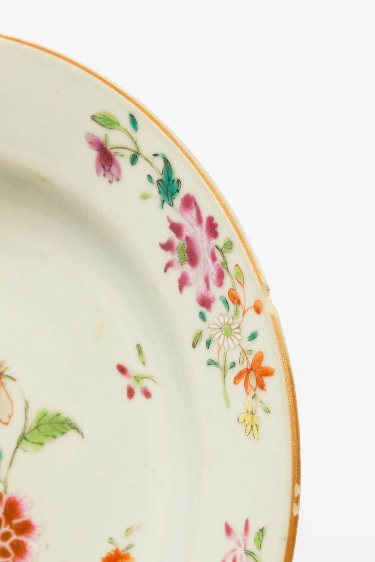 A collection of 6 display plates, famille rose. - Image 23 of 28