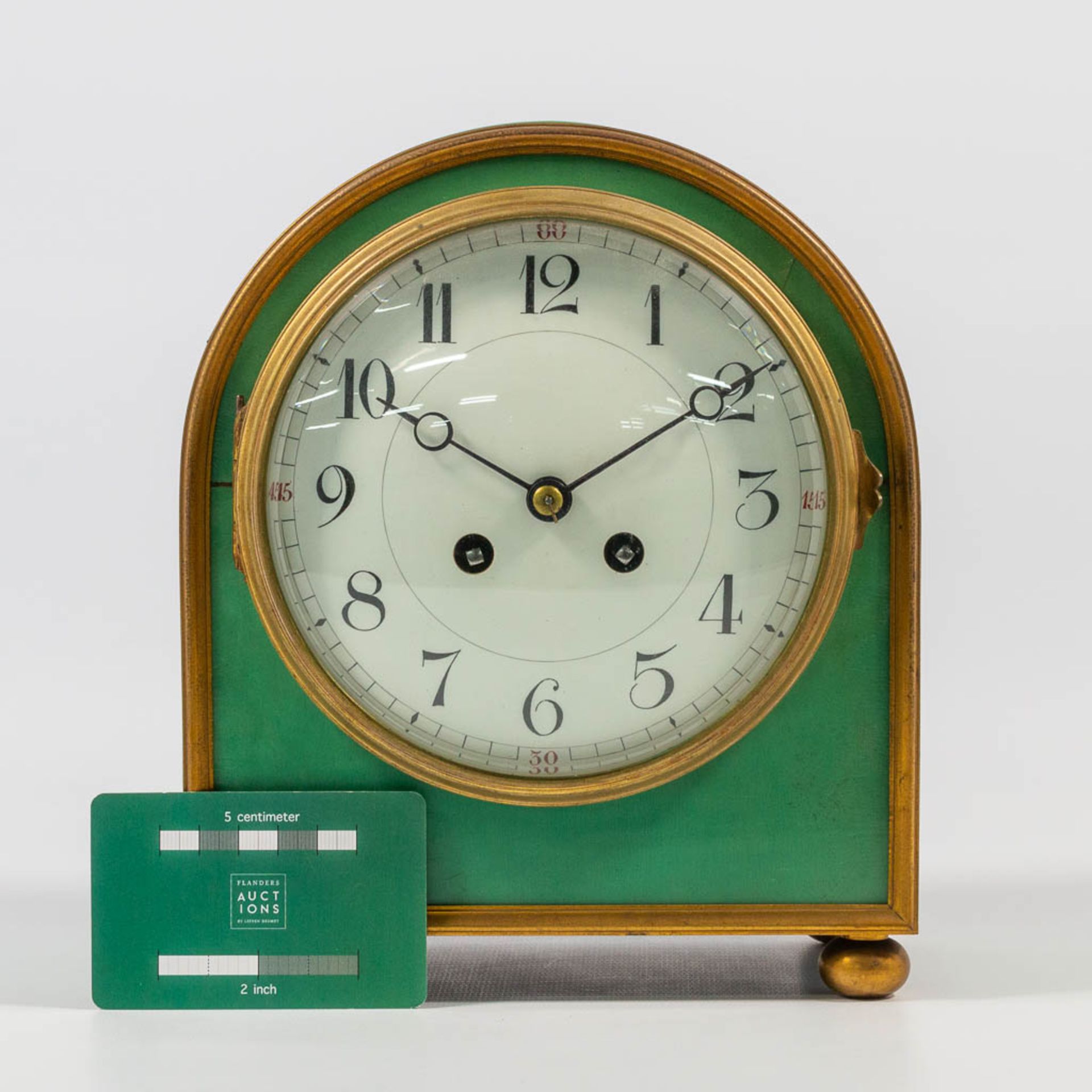 An elegant table clock made of a green lacquered wood case mounted with ormolu bronze, made in Franc - Bild 9 aus 13