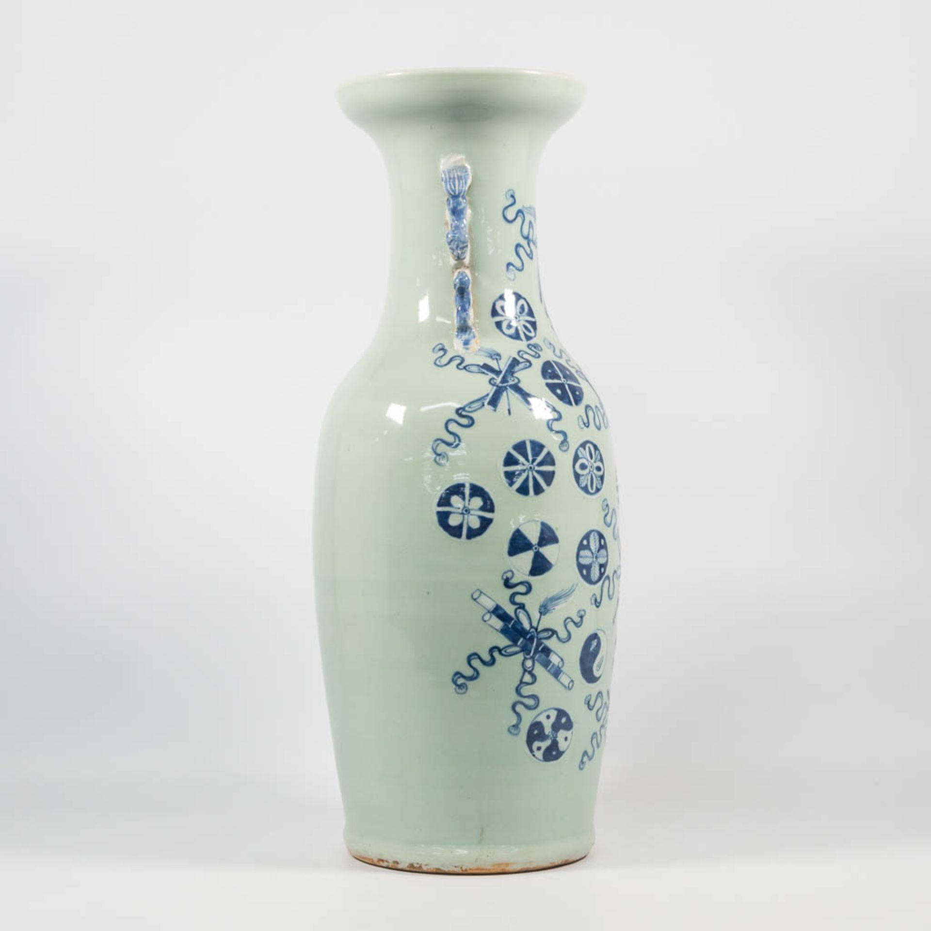 A blue and white Chinese Vase with symbolic decor, combined with 2 blue and white porcelain plates. - Image 6 of 33