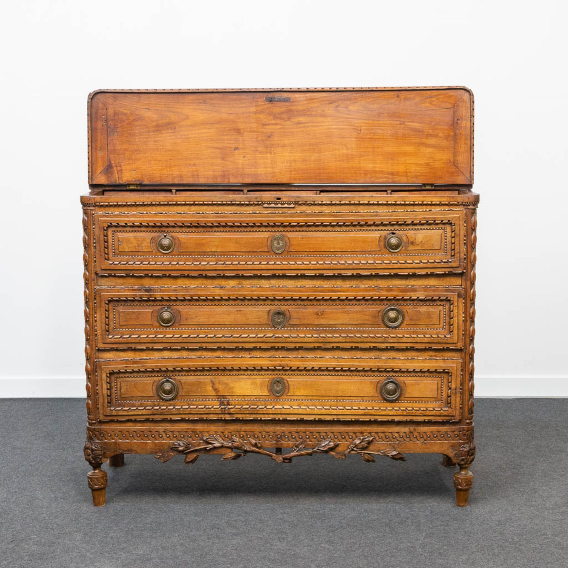 A wood sculptured commode in Louis XVI style, with 3 drawers and a hidden desk. 18th century. - Bild 7 aus 23