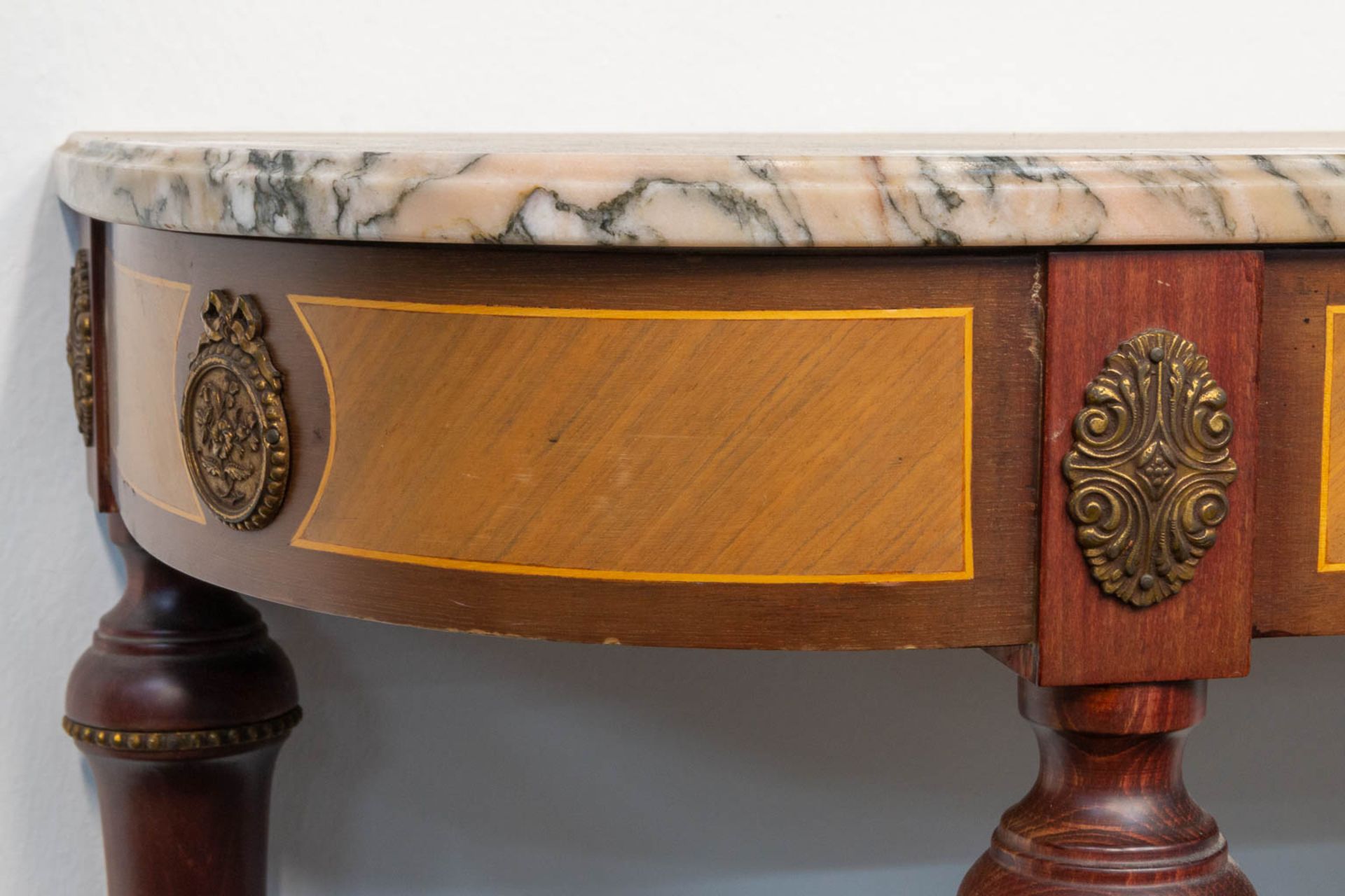 A console table with mirror, inlaid with marquetry, mounted with bronze and with a marble top. - Image 6 of 11