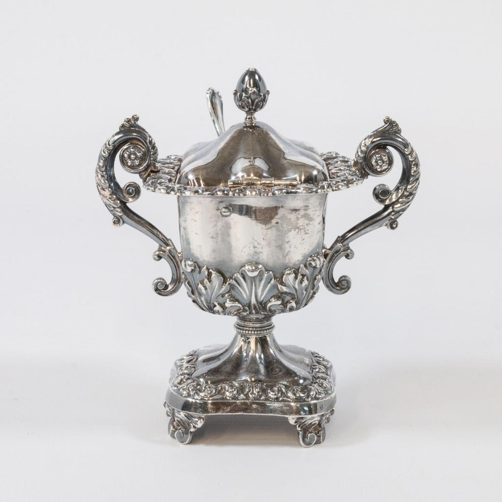 A pepper, salt and mustard pot made of silver. - Bild 11 aus 35