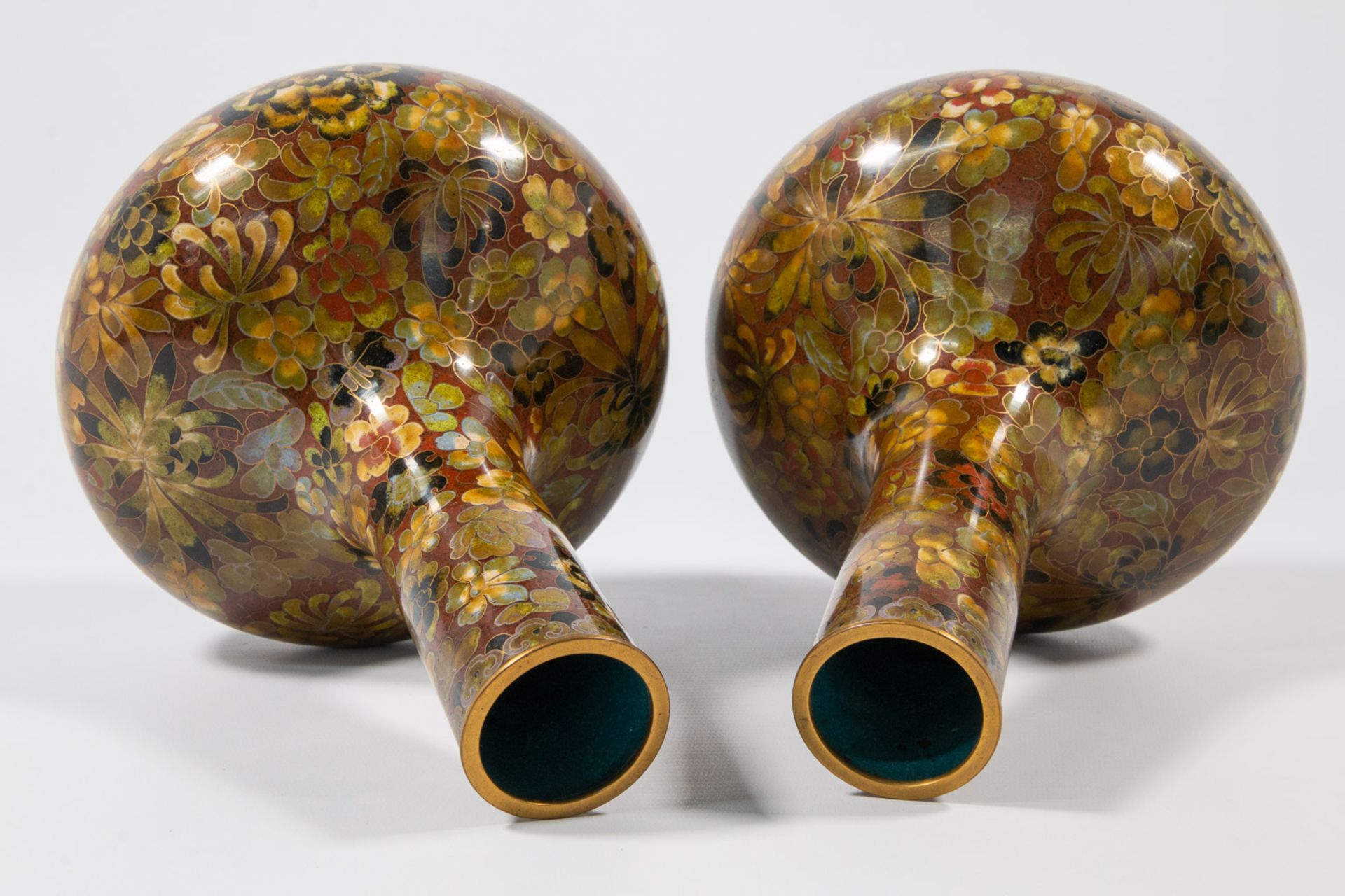 A pair of cloisonné vases - Image 6 of 12