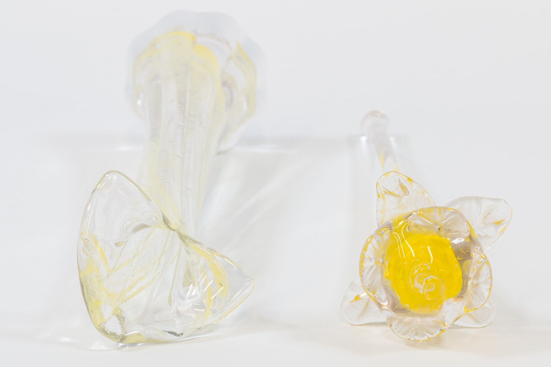 A collection of 4 vases and 4 glass flowers made in Murano, Italy. - Image 35 of 49