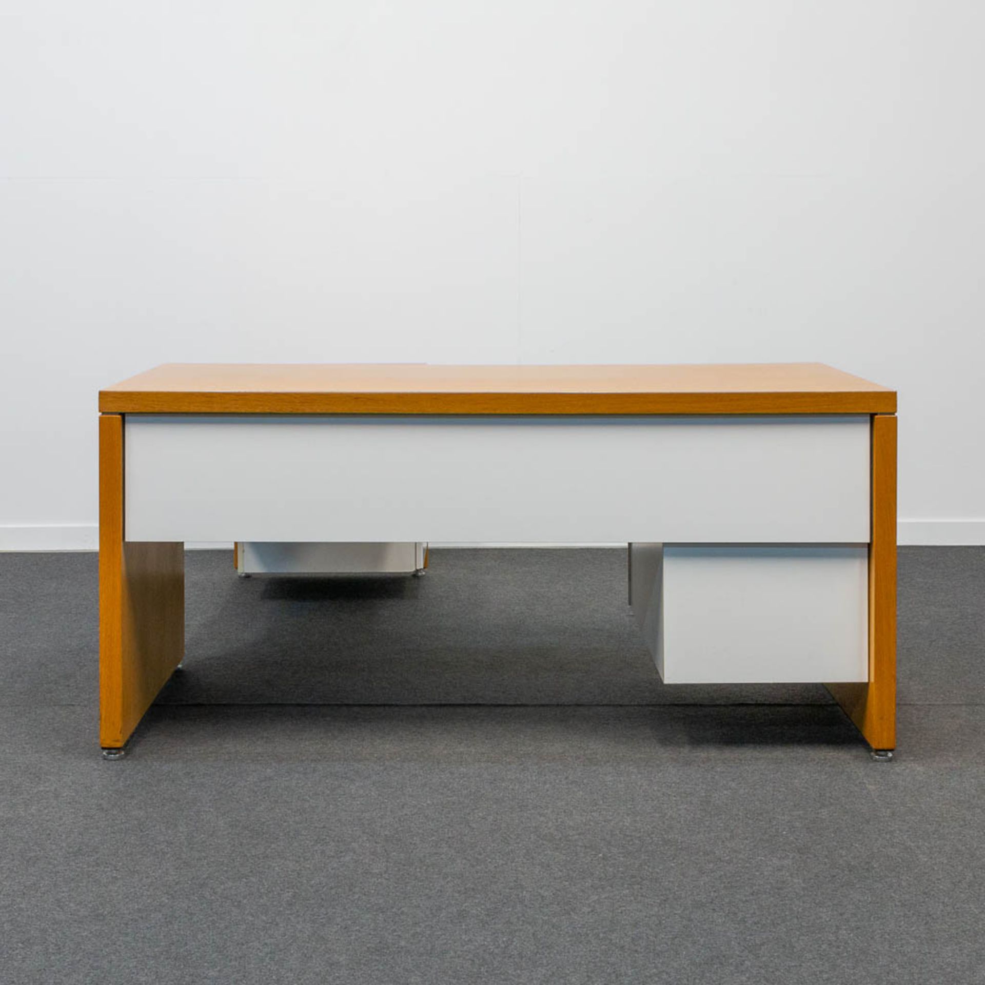 The Stephens system' L shaped desk designed by William Stephens for Knoll International. - Image 2 of 19