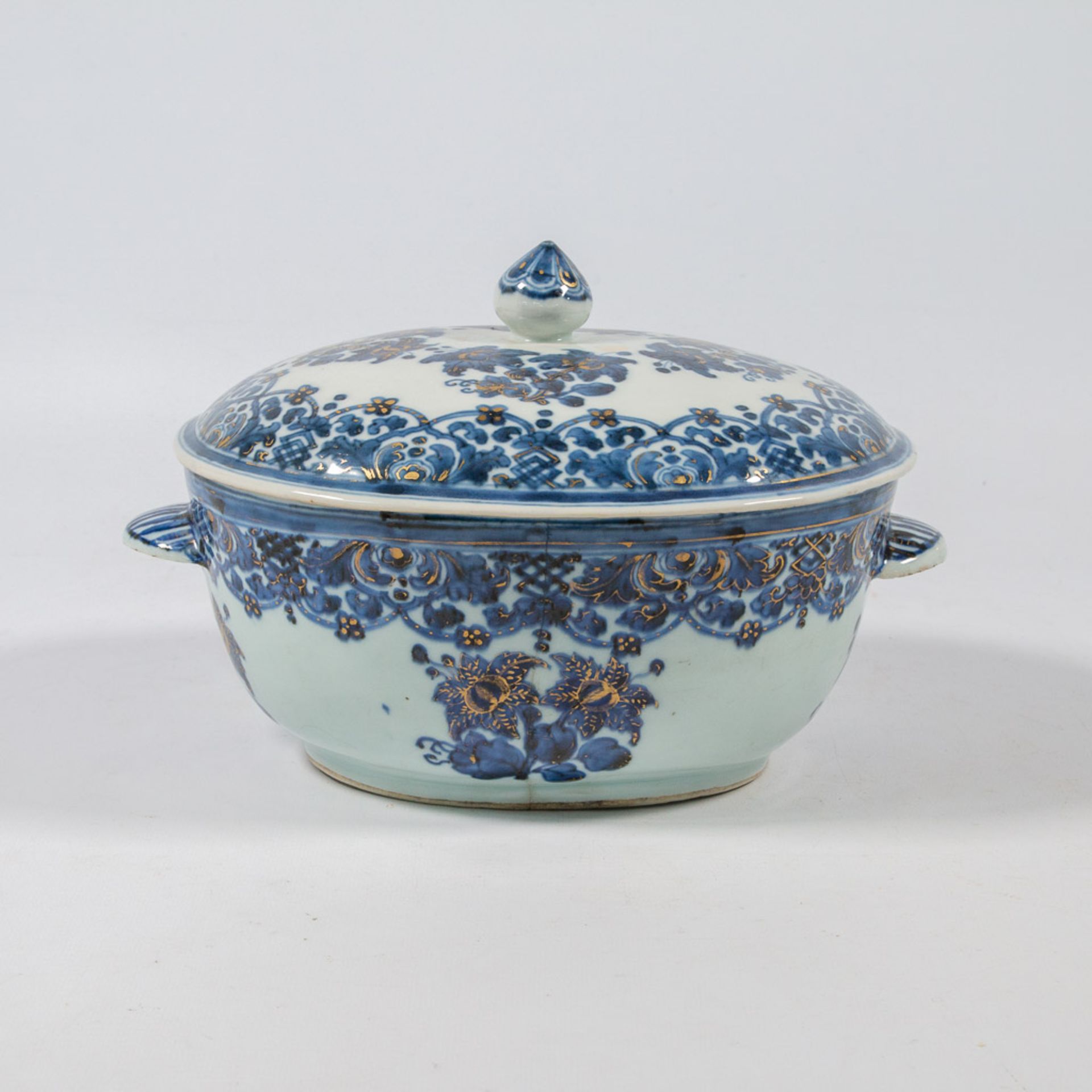 A small tureen with lid, Chinese export porcelain with underglaze blue, white and overglaze gold flo - Image 13 of 24