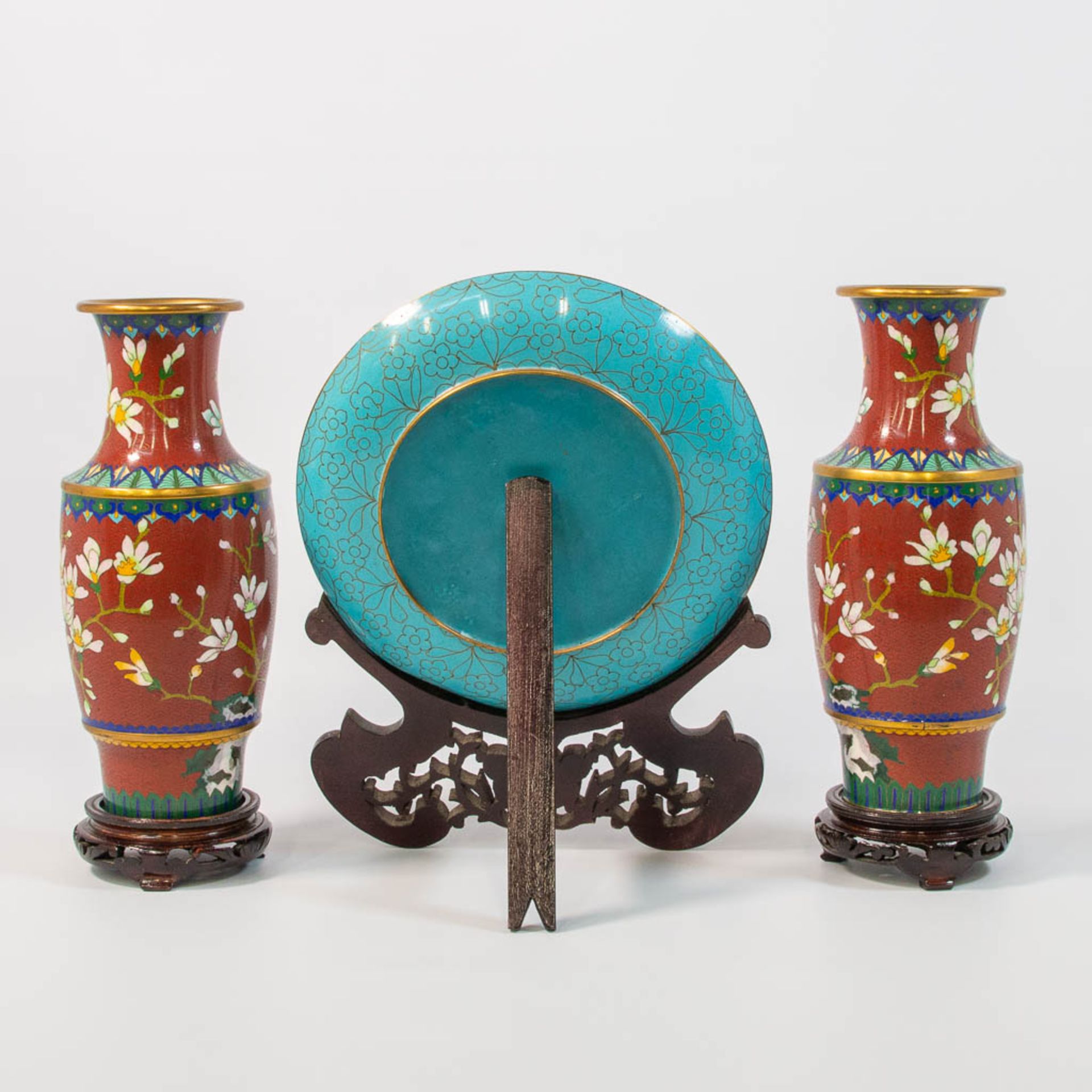 A pair of cloisonné vases and display plate on wood stands. Made of bronze and enamel. - Image 5 of 10