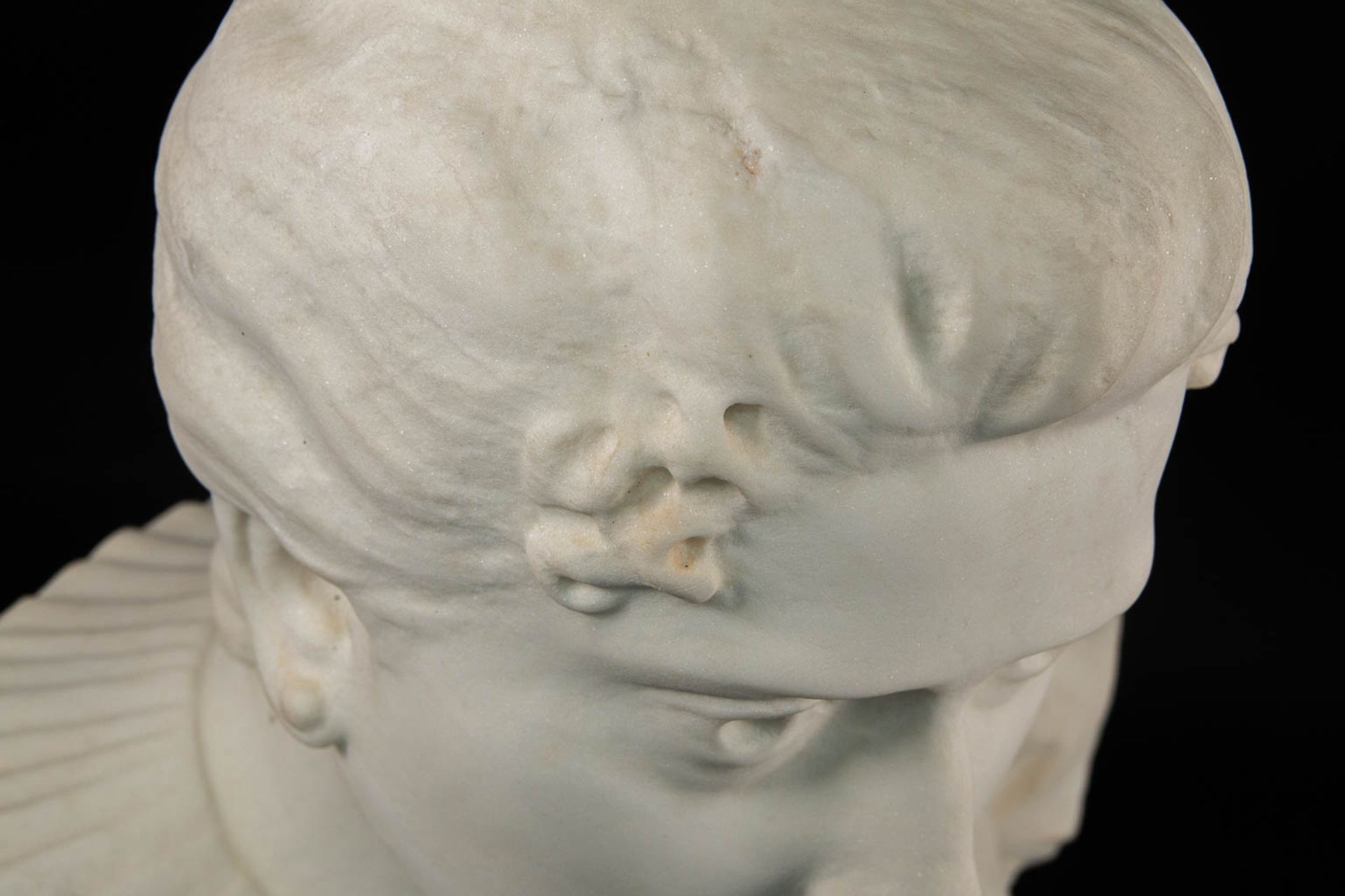 A Large bust sculptured from white Carrara marble illegibly marked on the left shoulder. - Bild 15 aus 17