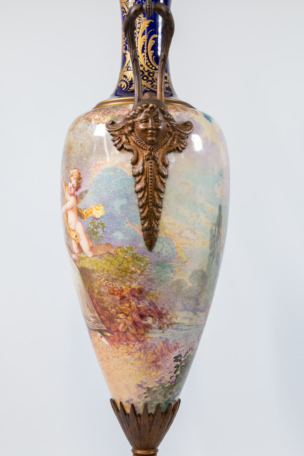 A pair of Sèvres vases with lid, cobalt blue with a decor of ladies and landscapes. 19th century. - Bild 13 aus 28