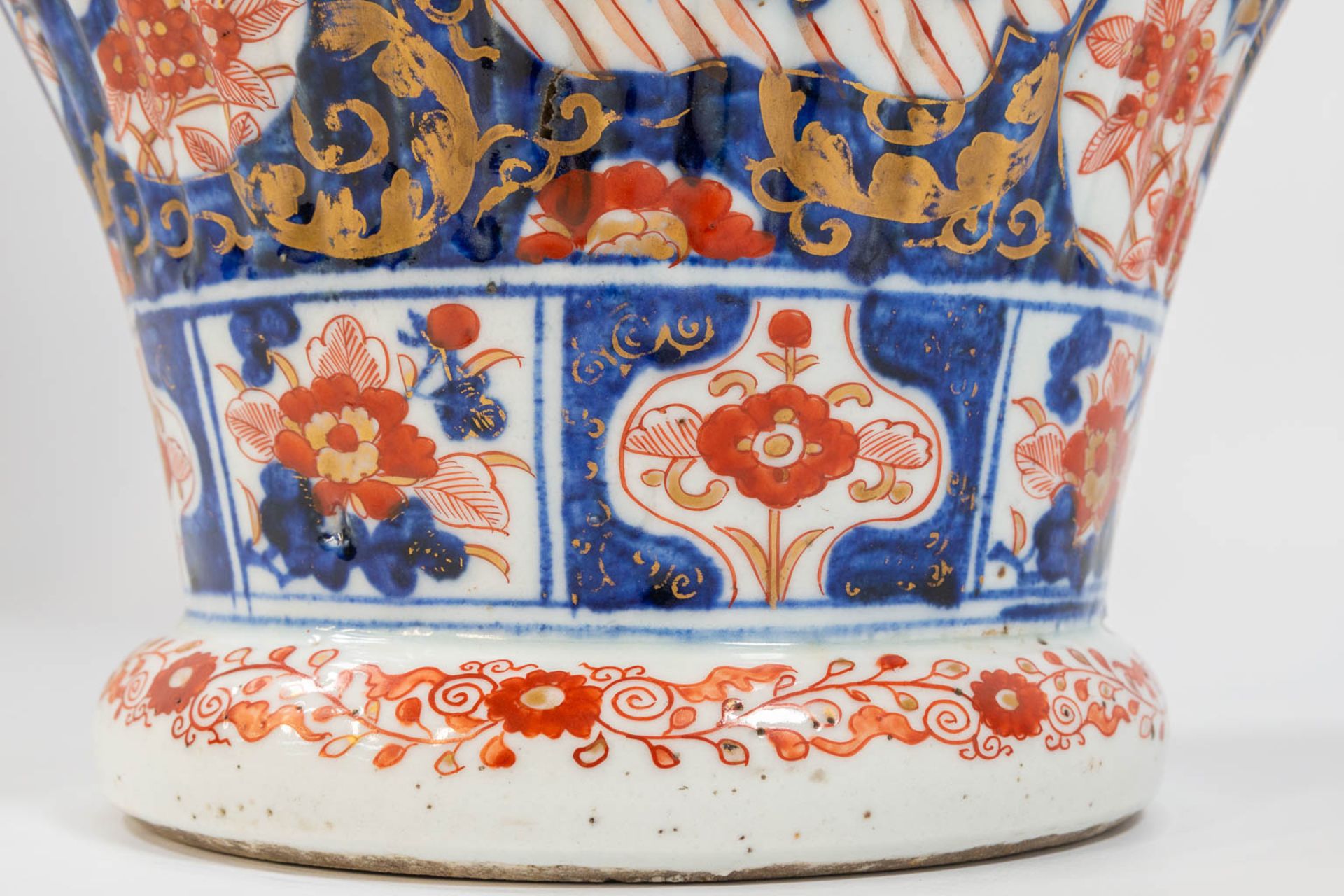A Japanese Imari vase. - Image 15 of 16