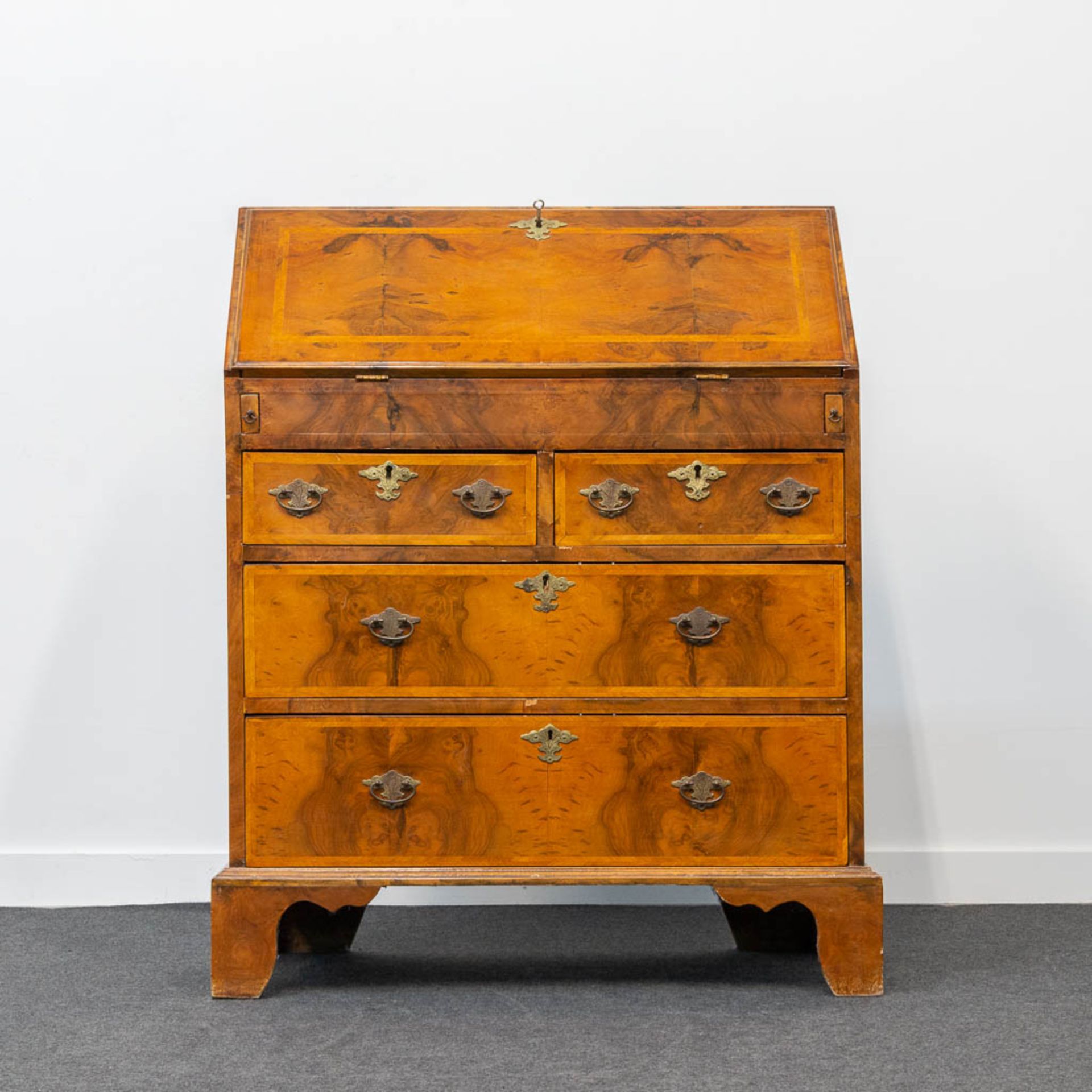 A secretaire of English origin, neatly finished with wood veneer and mounted with bronze. - Image 8 of 19