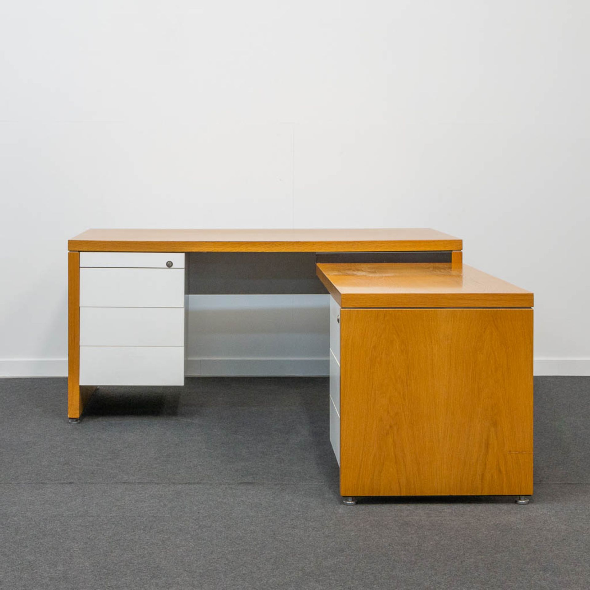 The Stephens system' L shaped desk designed by William Stephens for Knoll International. - Image 6 of 19
