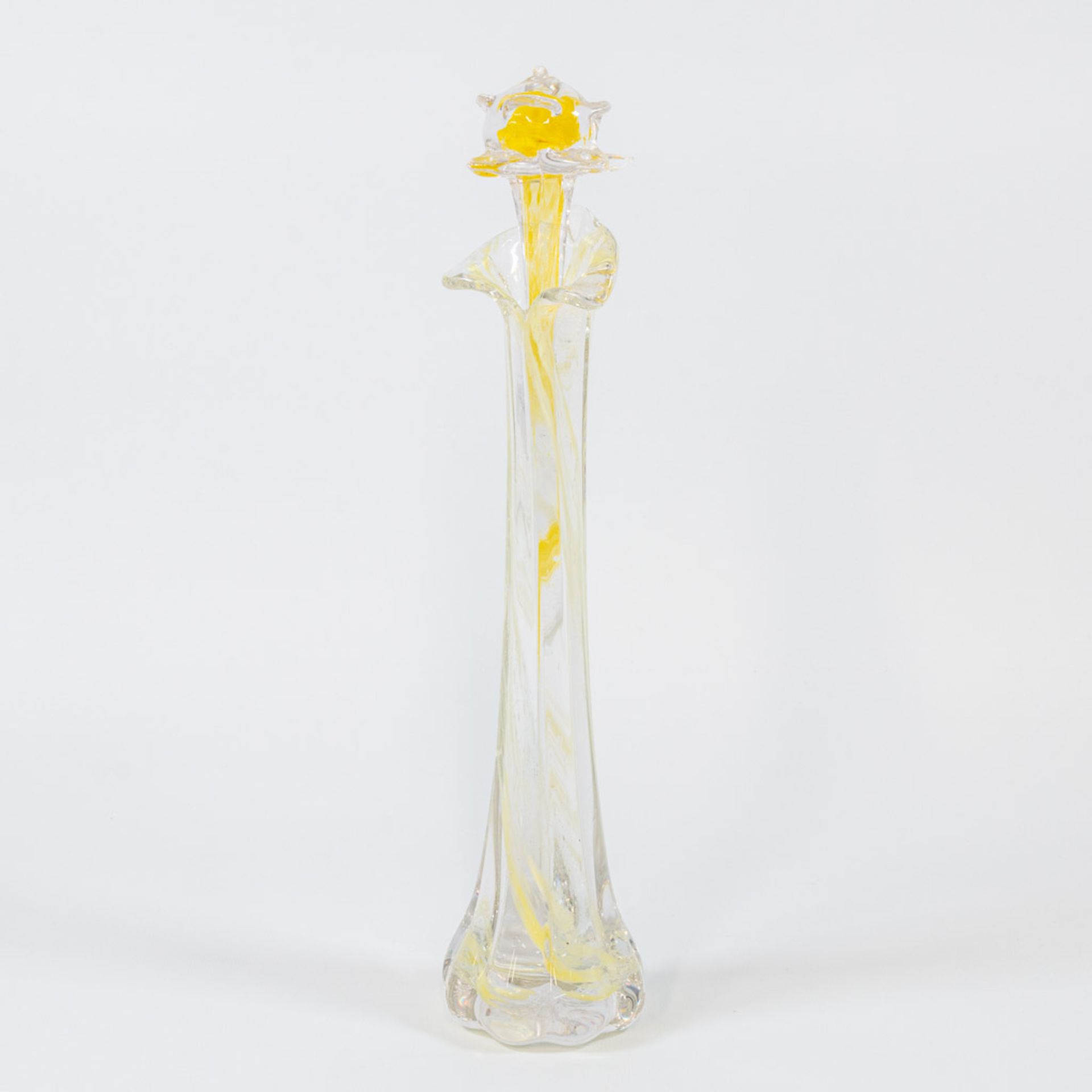 A collection of 4 vases and 4 glass flowers made in Murano, Italy. - Image 18 of 49