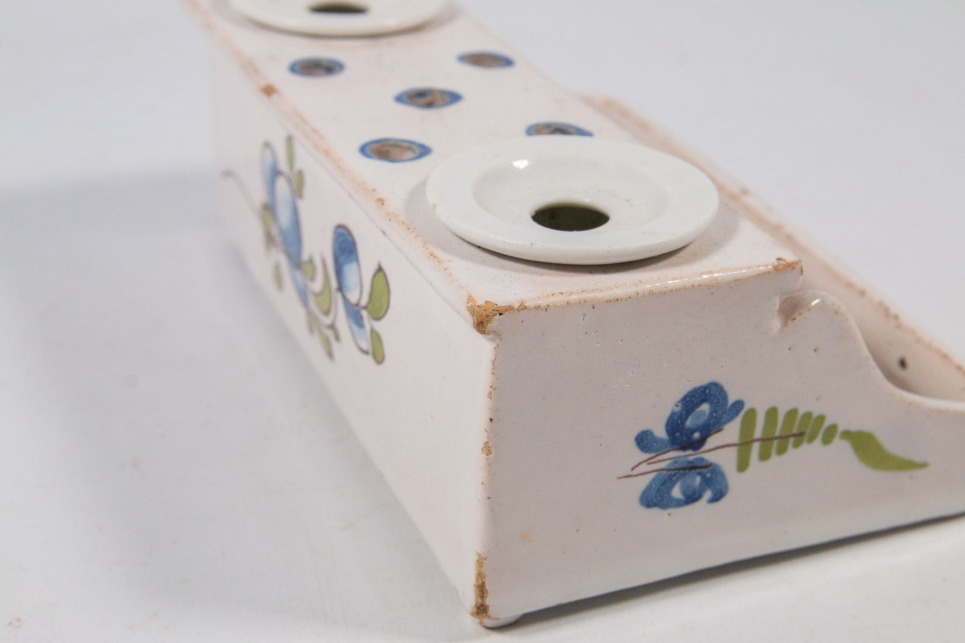 A ceramic ink pot with floral decor. - Image 10 of 17