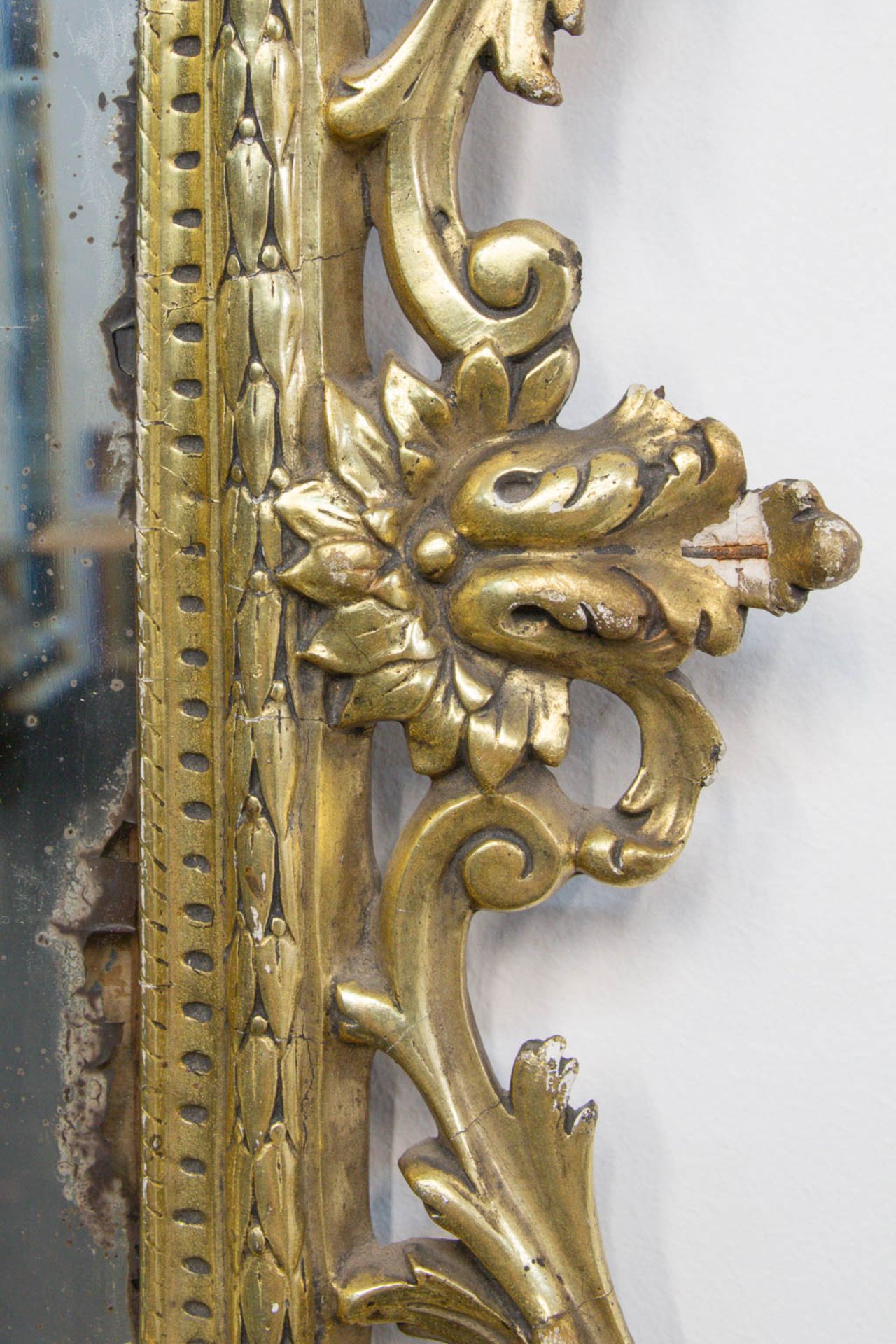 A mirror in Louis XV style, made of gold plated stuco. - Bild 6 aus 8