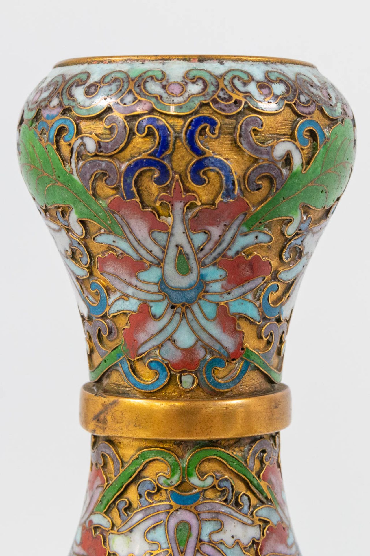 A pair of openworked Cloisonné vases, made of Bronze and enamel. - Image 12 of 17