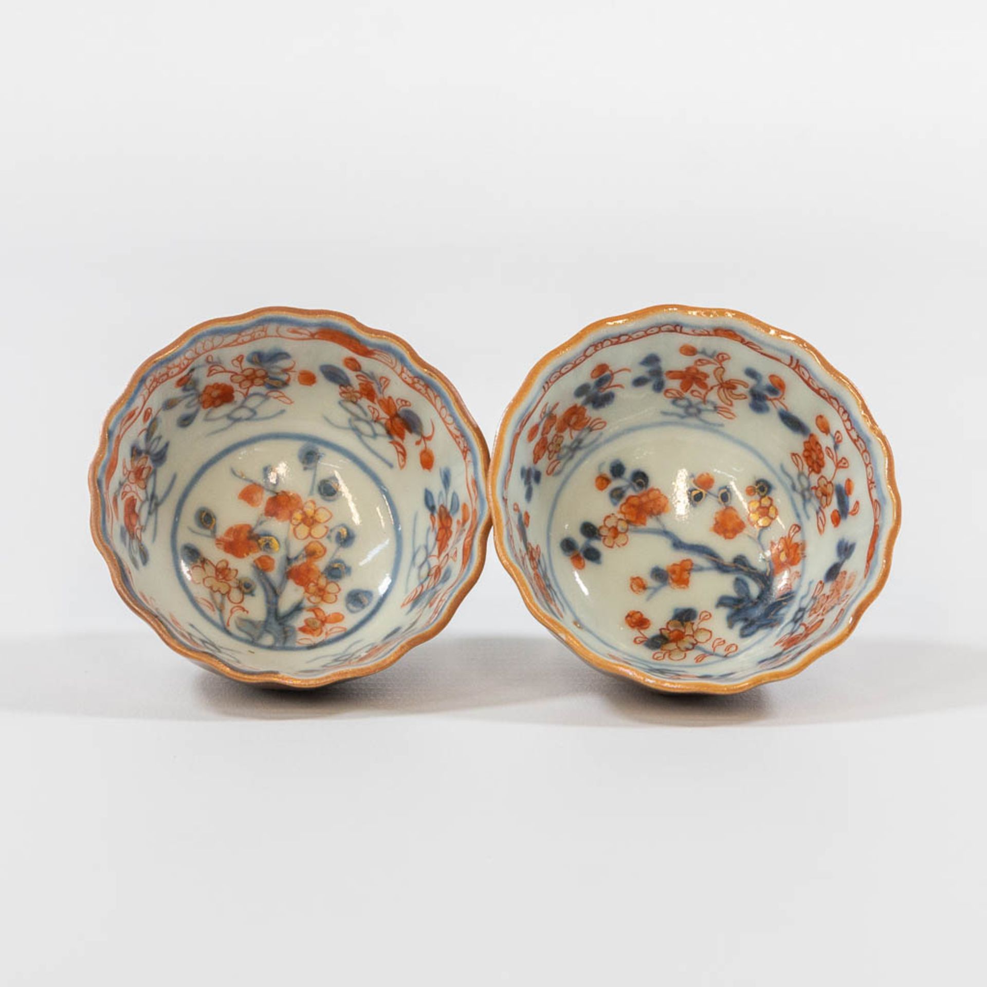 A collection of 12 Capucine Chinese porcelain items, consisting of 5 plates and 7 cups. - Bild 19 aus 26