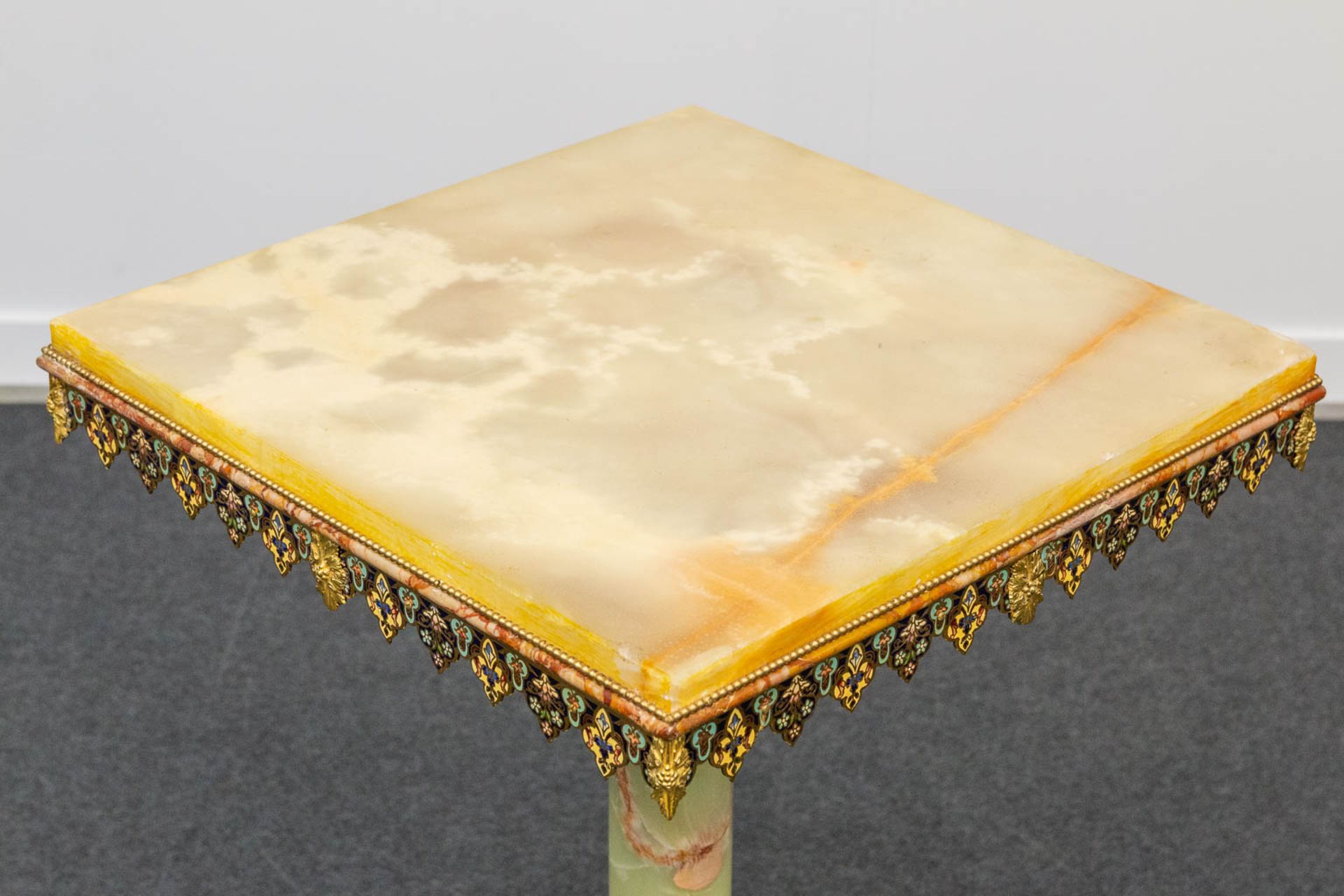 An exceptional side table made of onyx and marble, decorated with bronze and inlaid cloisonné - Bild 7 aus 14