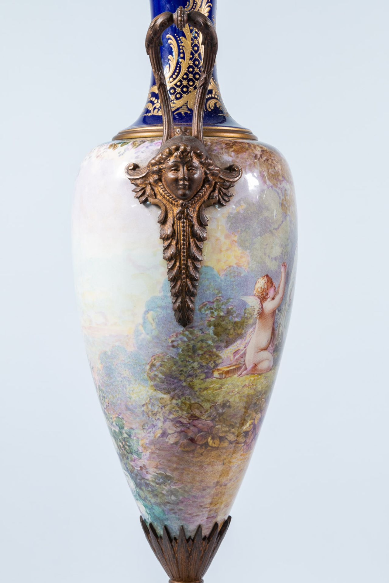 A pair of Sèvres vases with lid, cobalt blue with a decor of ladies and landscapes. 19th century. - Bild 10 aus 28
