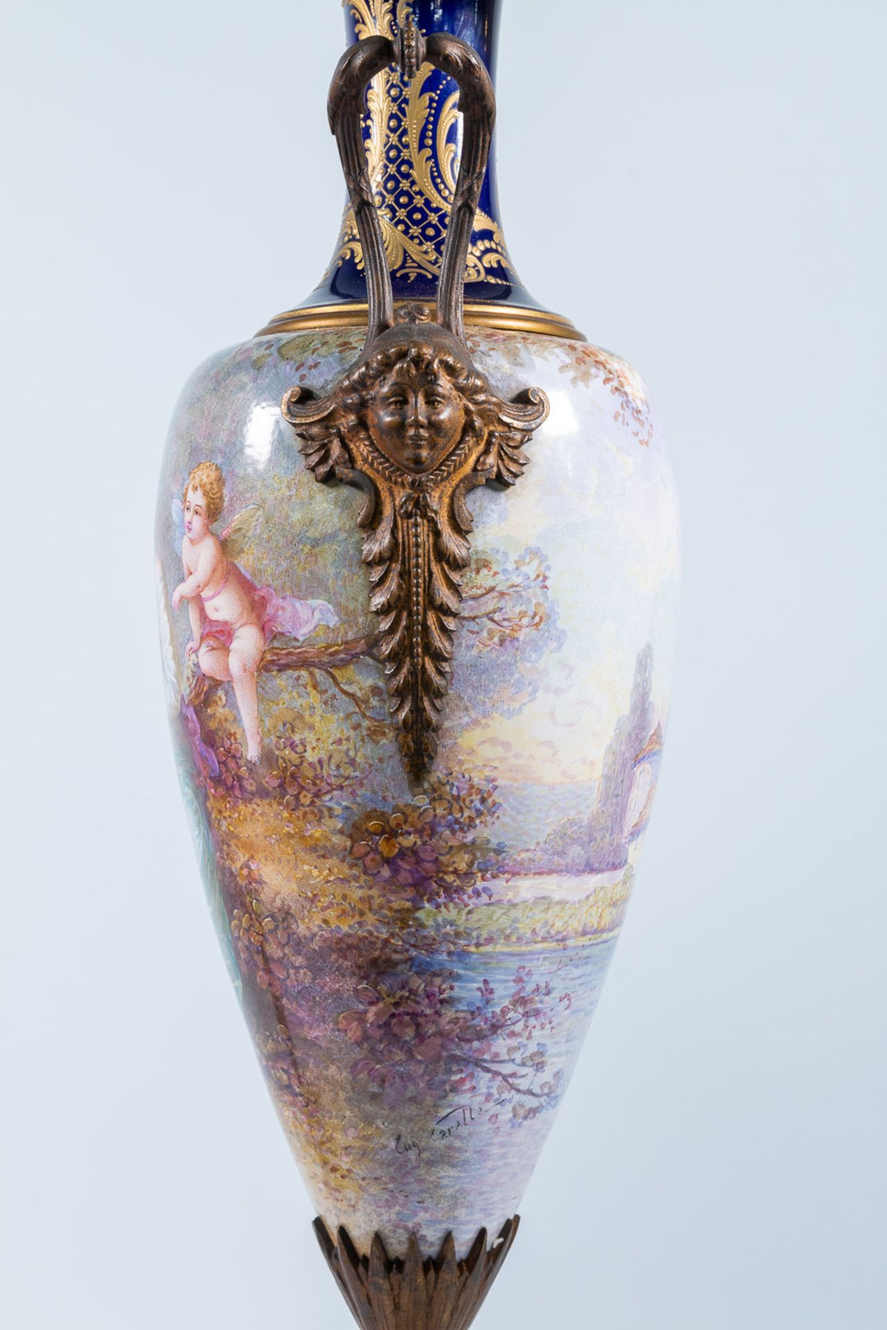 A pair of Sèvres vases with lid, cobalt blue with a decor of ladies and landscapes. 19th century. - Bild 18 aus 28