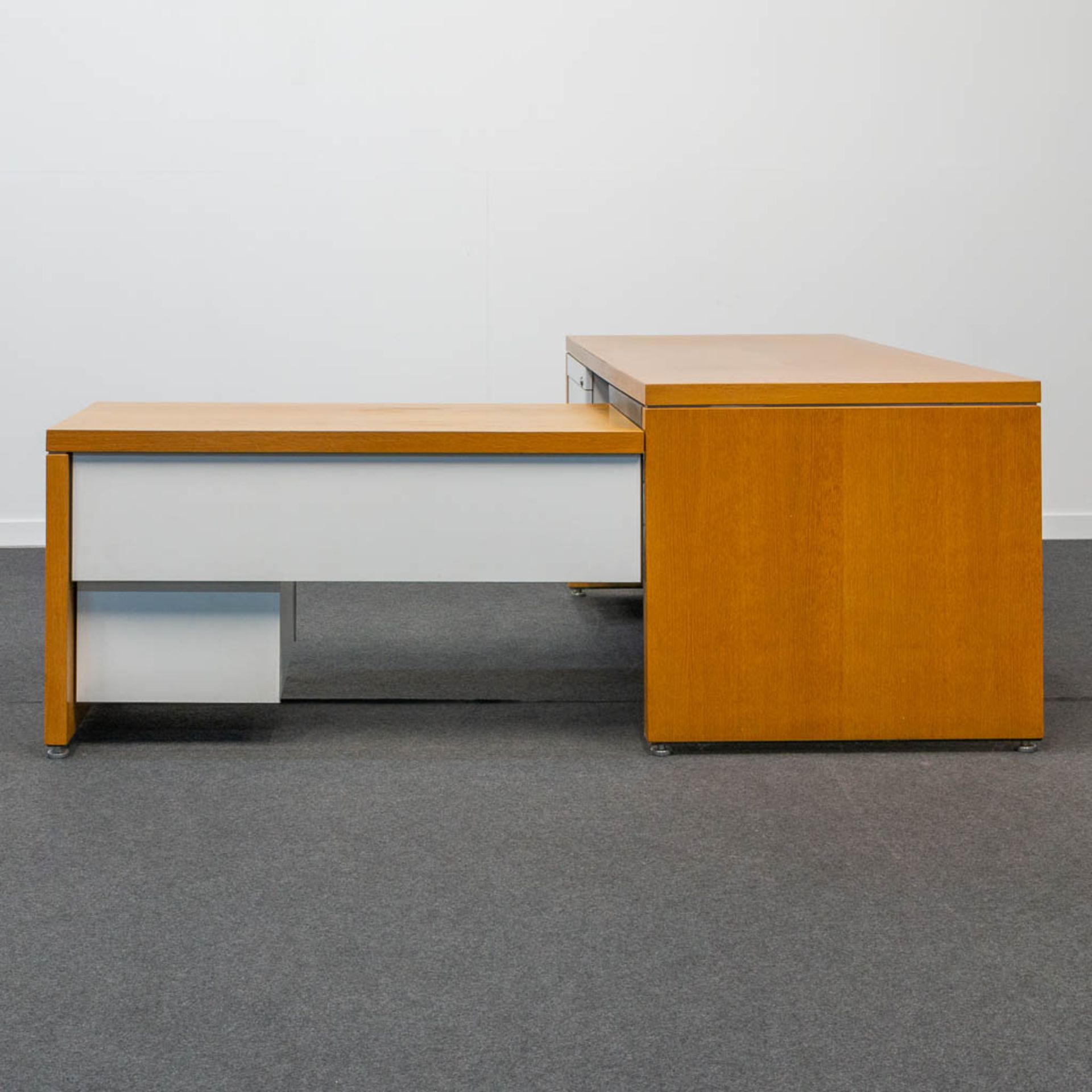 The Stephens system' L shaped desk designed by William Stephens for Knoll International. - Image 3 of 19