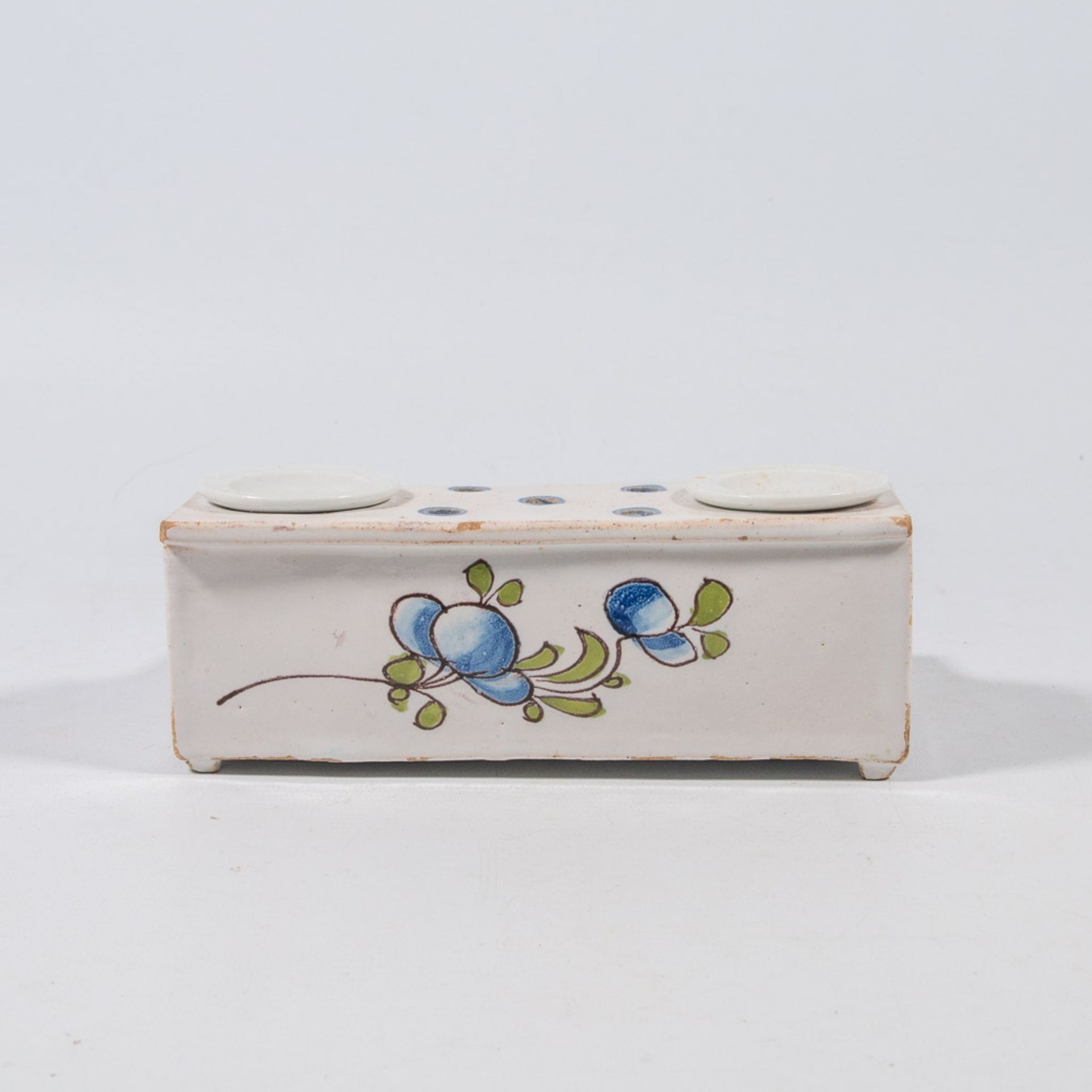 A ceramic ink pot with floral decor. - Image 2 of 17