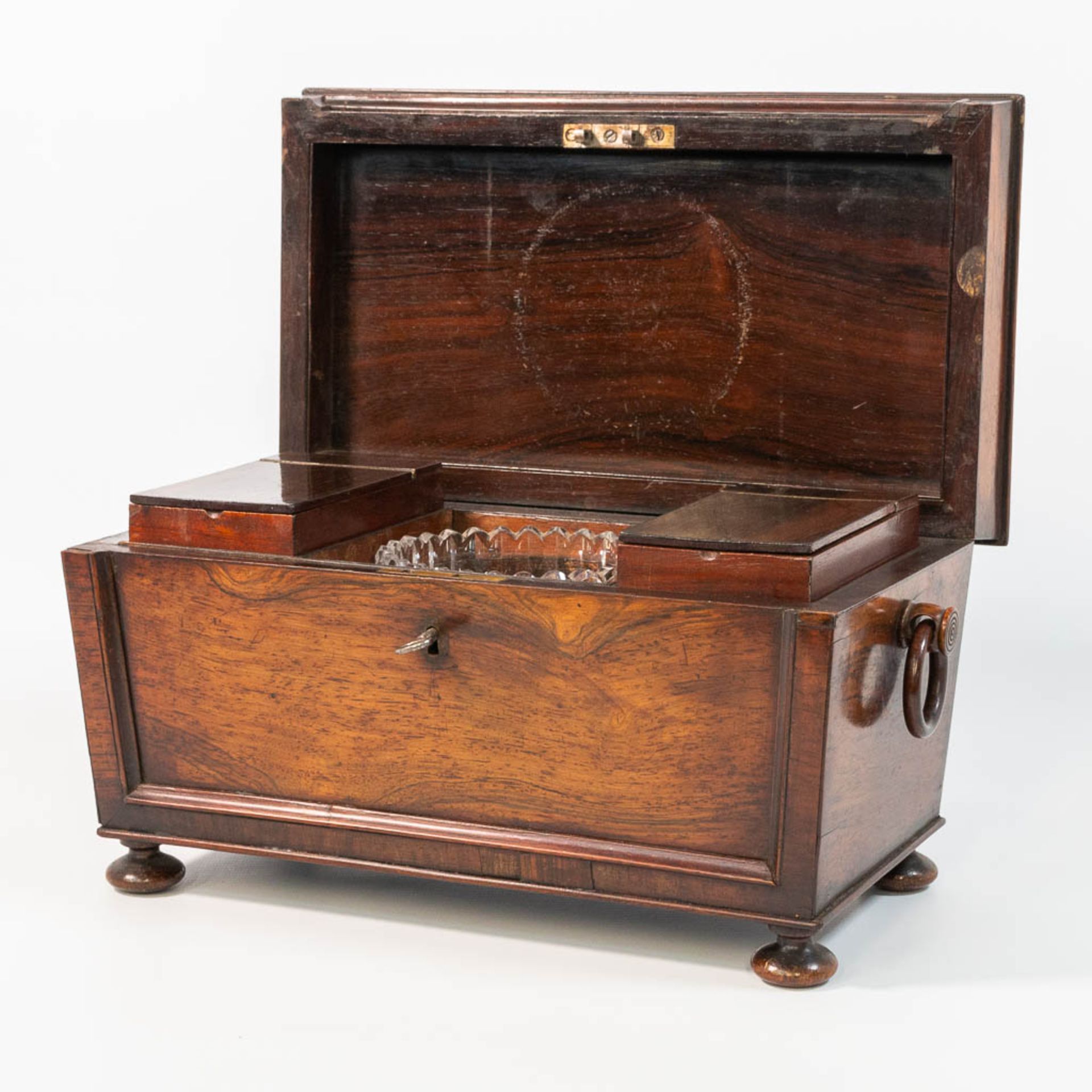 A walnut tea caddy with a crystal vase and 2 storage containers. - Bild 21 aus 26