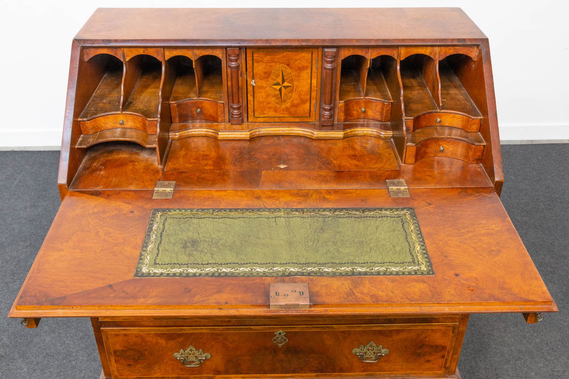 A secretaire of English origin, neatly finished with wood veneer and mounted with bronze. - Bild 15 aus 18