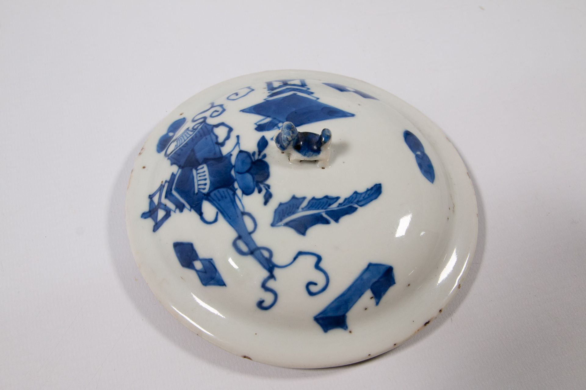 A Chinese jar with blue white decor of Antiquities. 19th-20th cent - Image 8 of 13