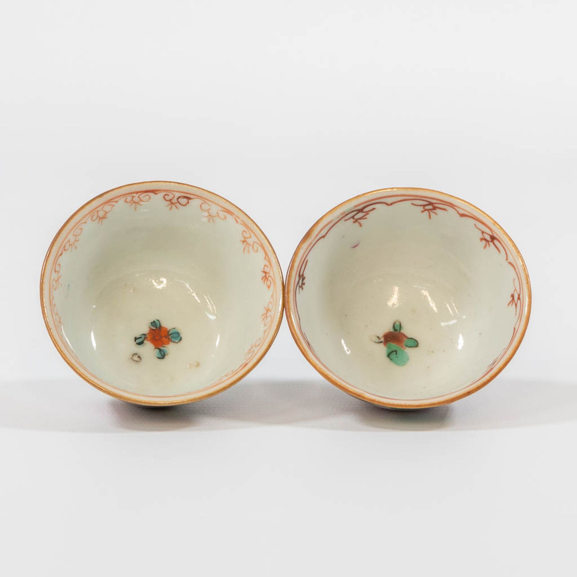 A collection of 12 Capucine Chinese porcelain items, consisting of 5 plates and 7 cups. - Bild 16 aus 26