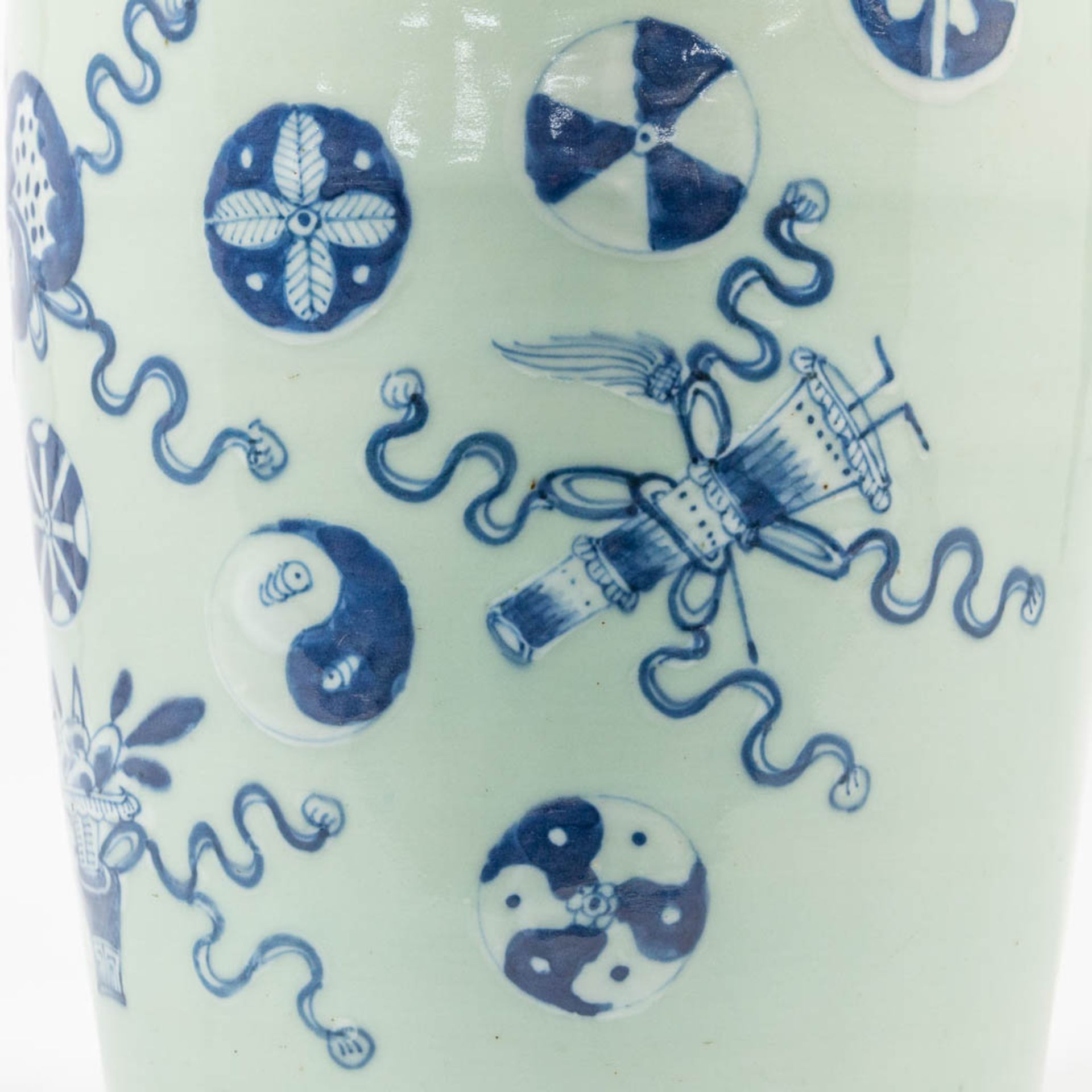 A blue and white Chinese Vase with symbolic decor, combined with 2 blue and white porcelain plates. - Image 17 of 33