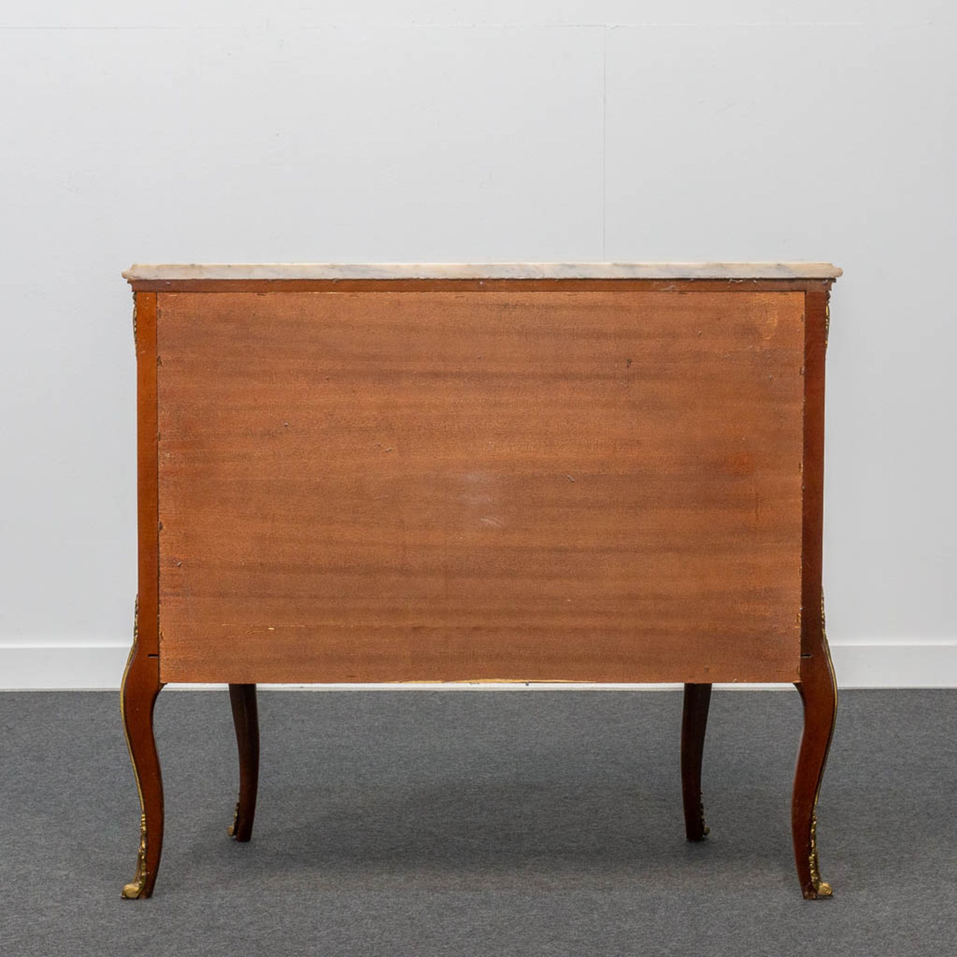 A marquetry inlay commode with marble top. The second half of the 20th century. - Bild 4 aus 22