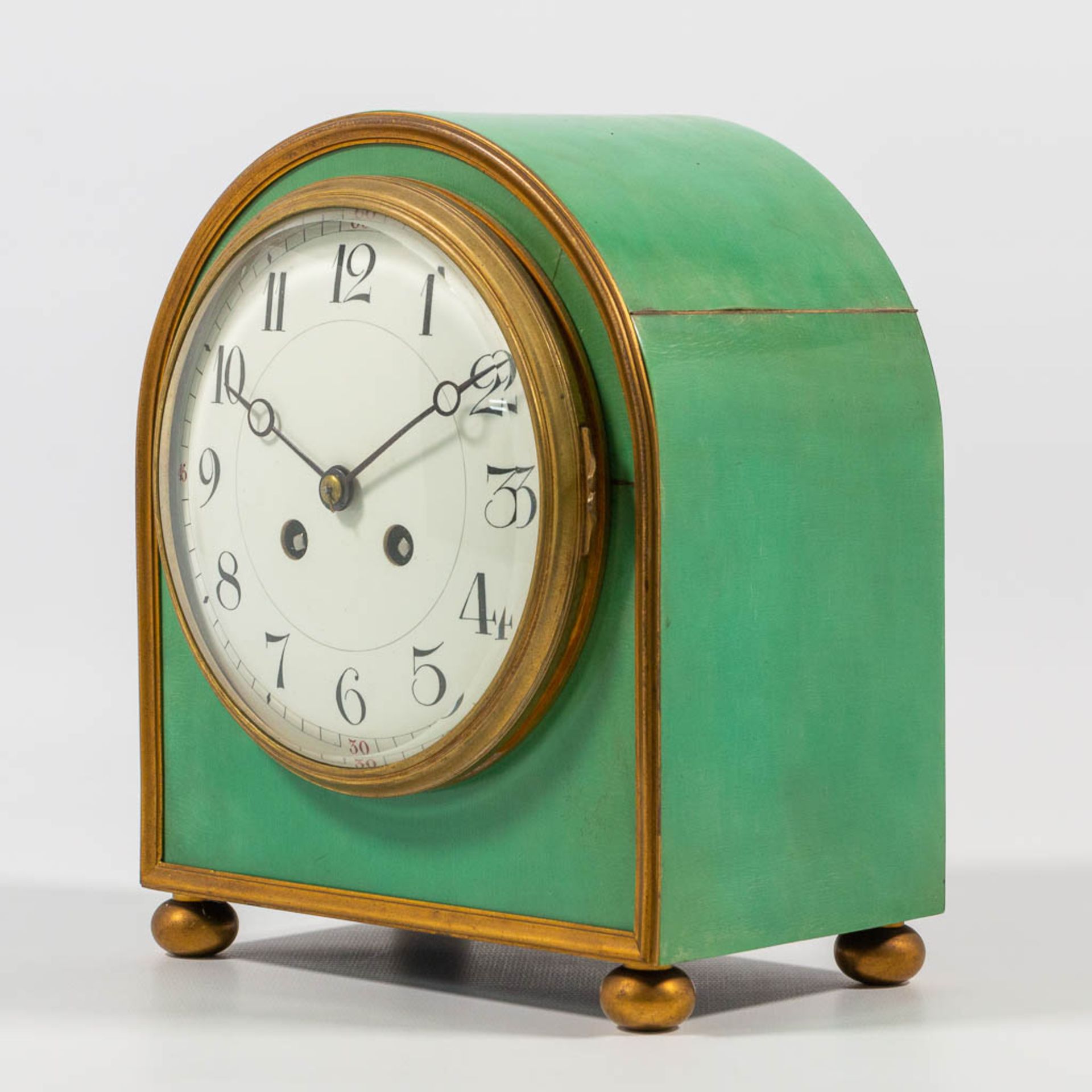An elegant table clock made of a green lacquered wood case mounted with ormolu bronze, made in Franc - Bild 13 aus 13