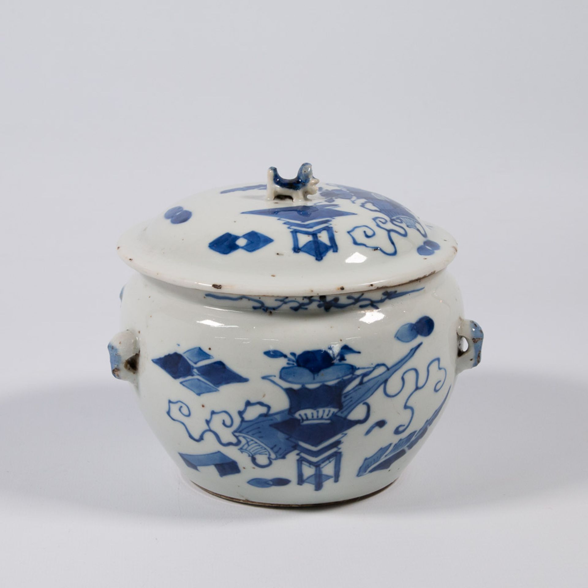 A Chinese jar with blue white decor of Antiquities. 19th-20th cent - Image 3 of 13