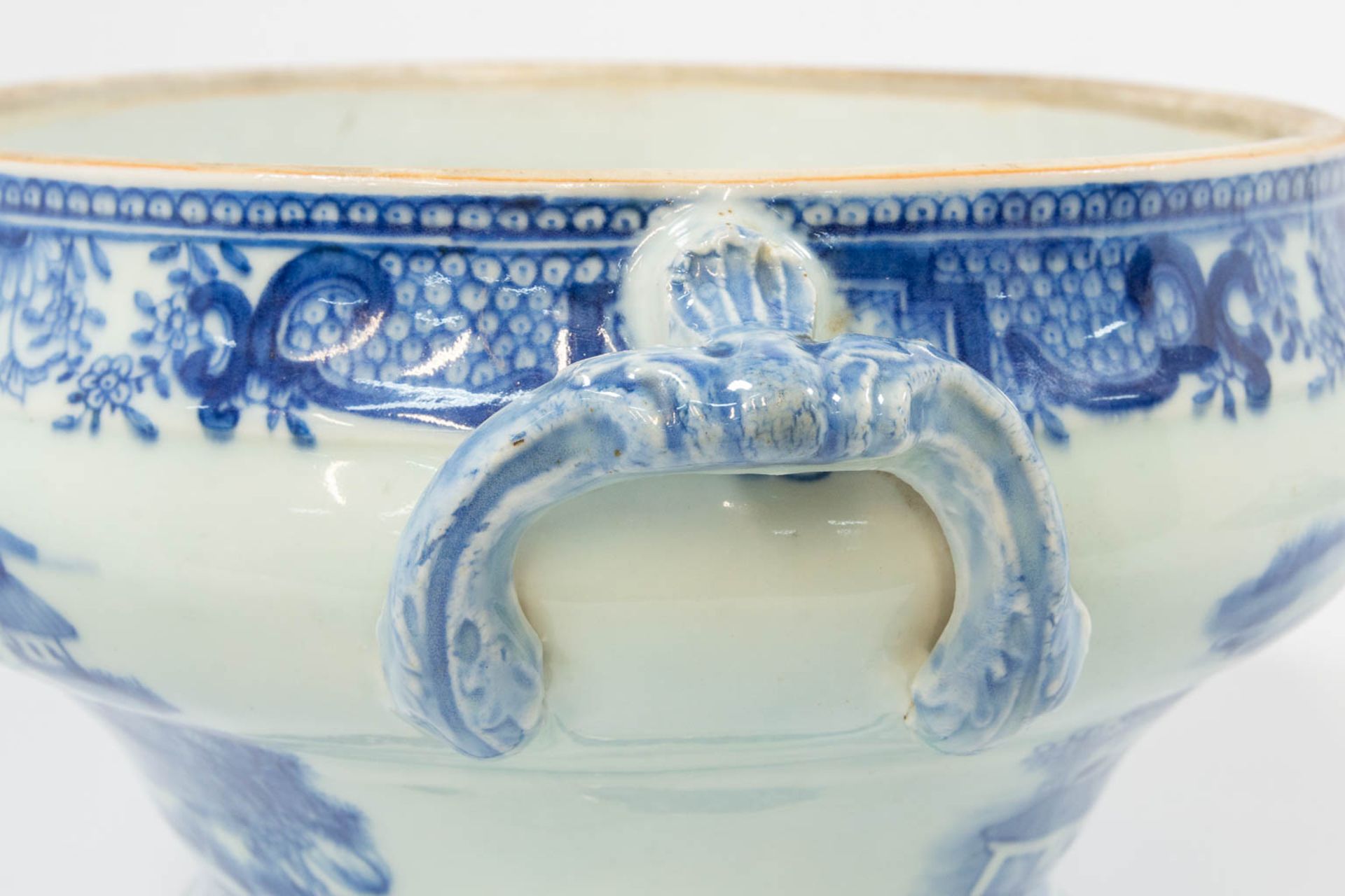 A large Chinese export porcelain blue and white tureen. 19th century. - Image 12 of 17