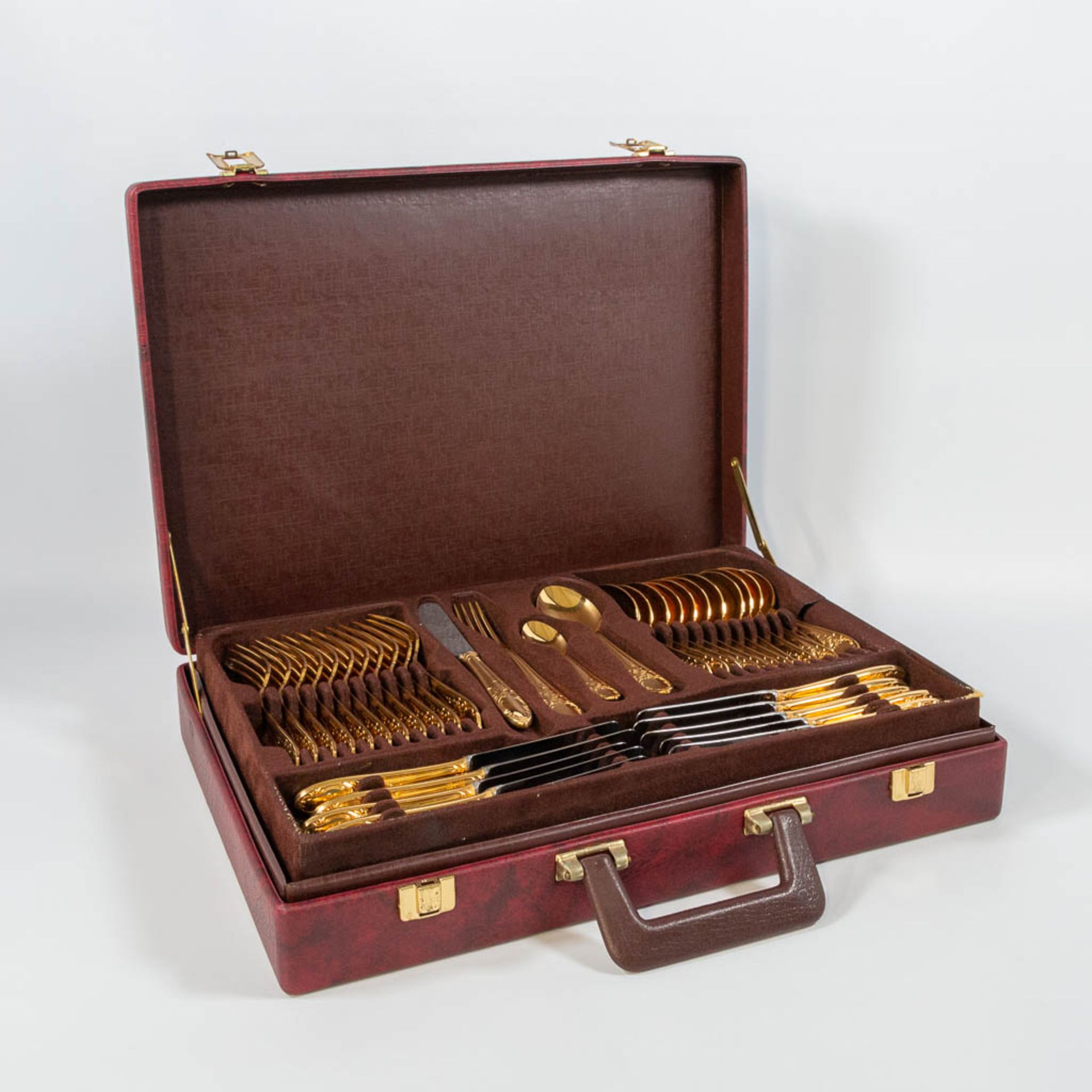 A gold-plated cuttlery set, made by Solingen in Germany. Inox 18/10 gold-plated 23 karat. - Bild 13 aus 23