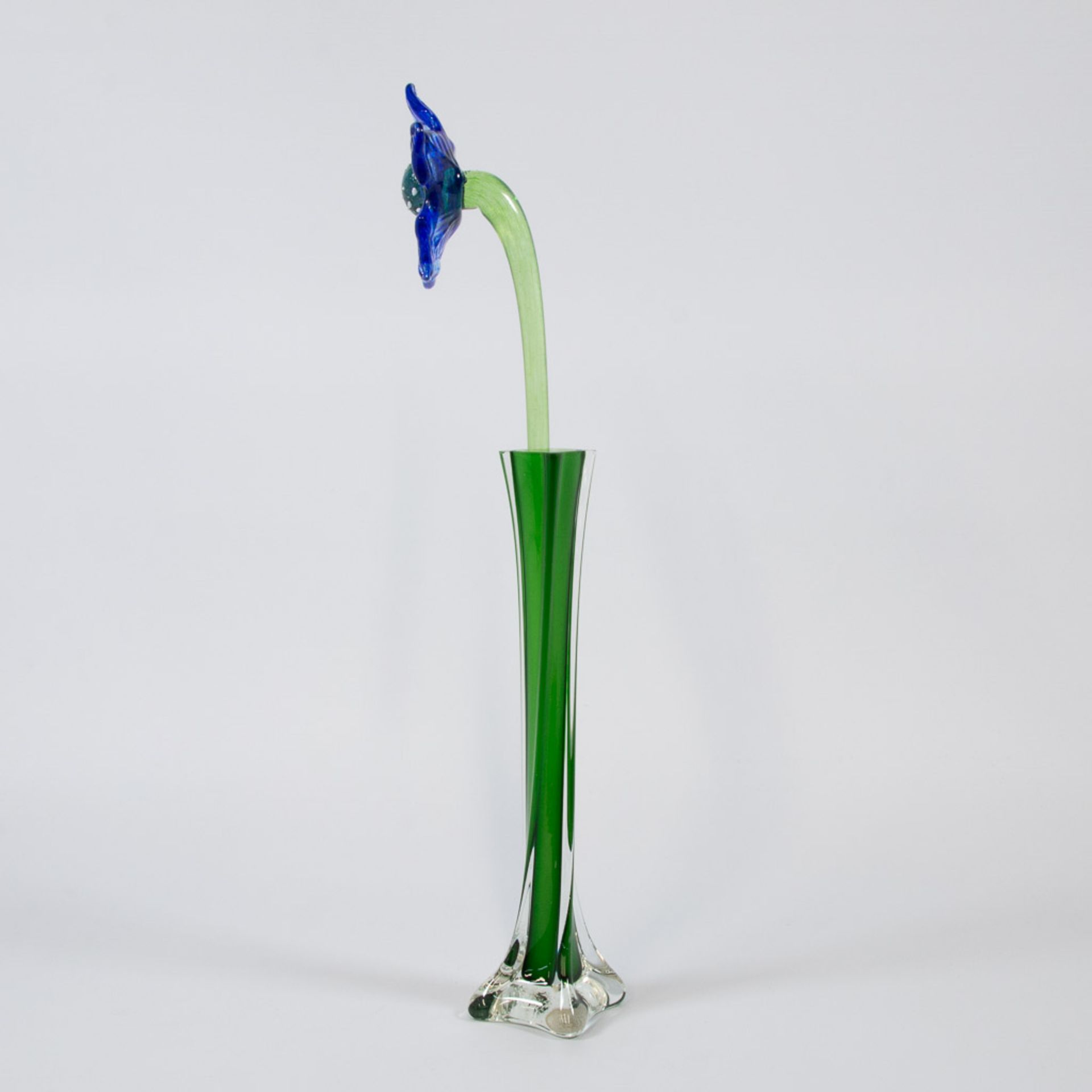 A collection of 4 vases and 4 glass flowers made in Murano, Italy. - Image 7 of 49