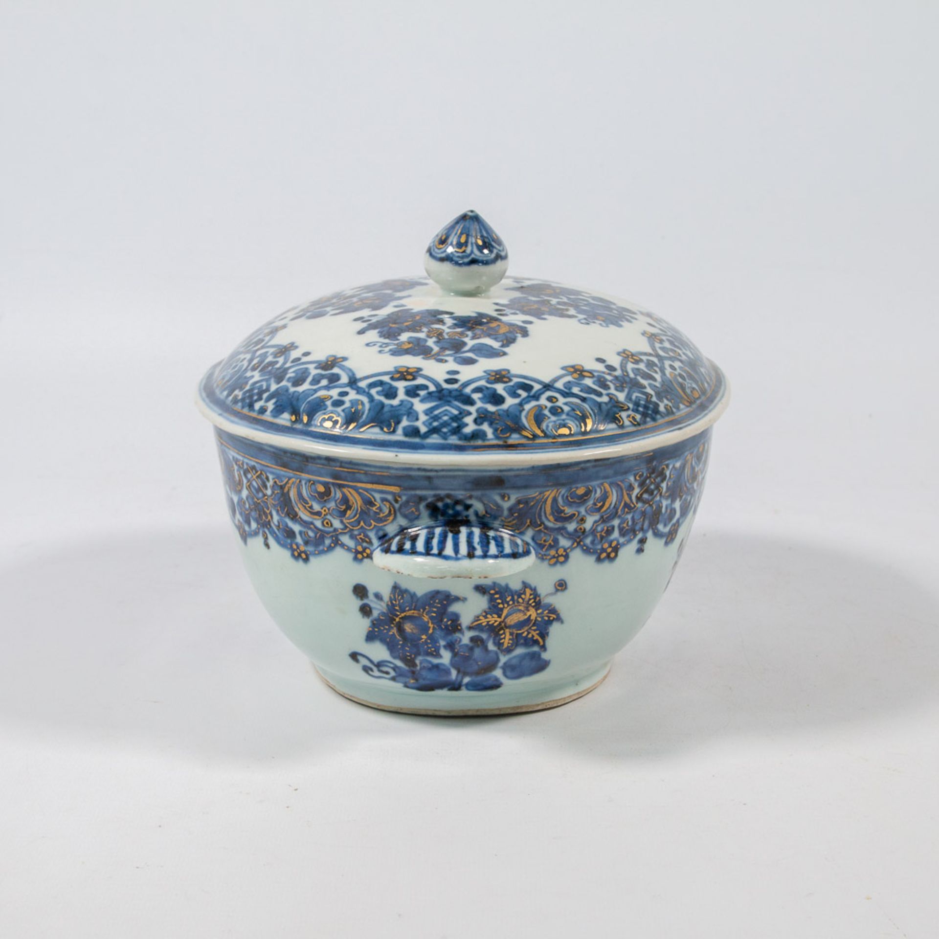 A small tureen with lid, Chinese export porcelain with underglaze blue, white and overglaze gold flo - Image 7 of 24