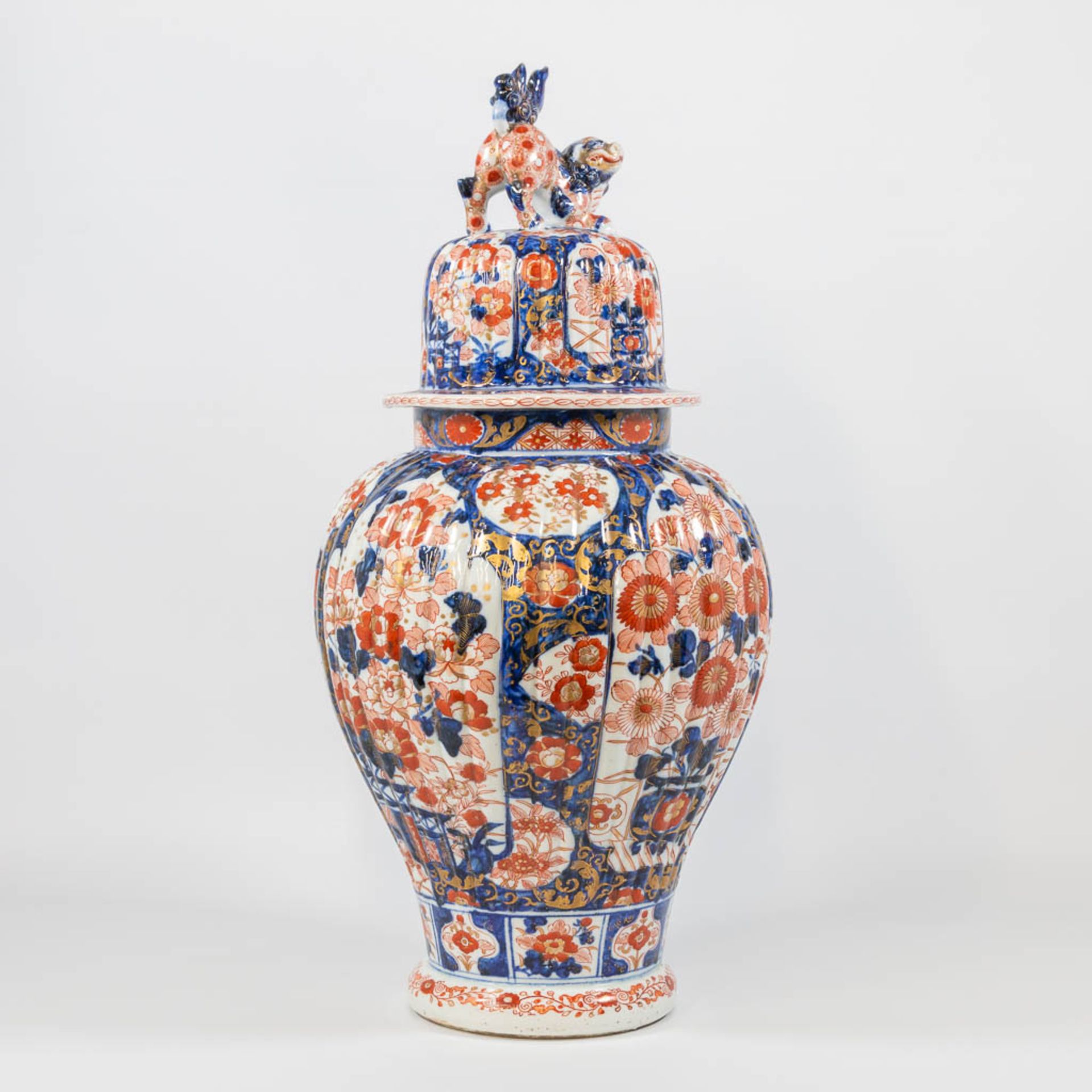 A Japanese Imari vase. - Bild 11 aus 16