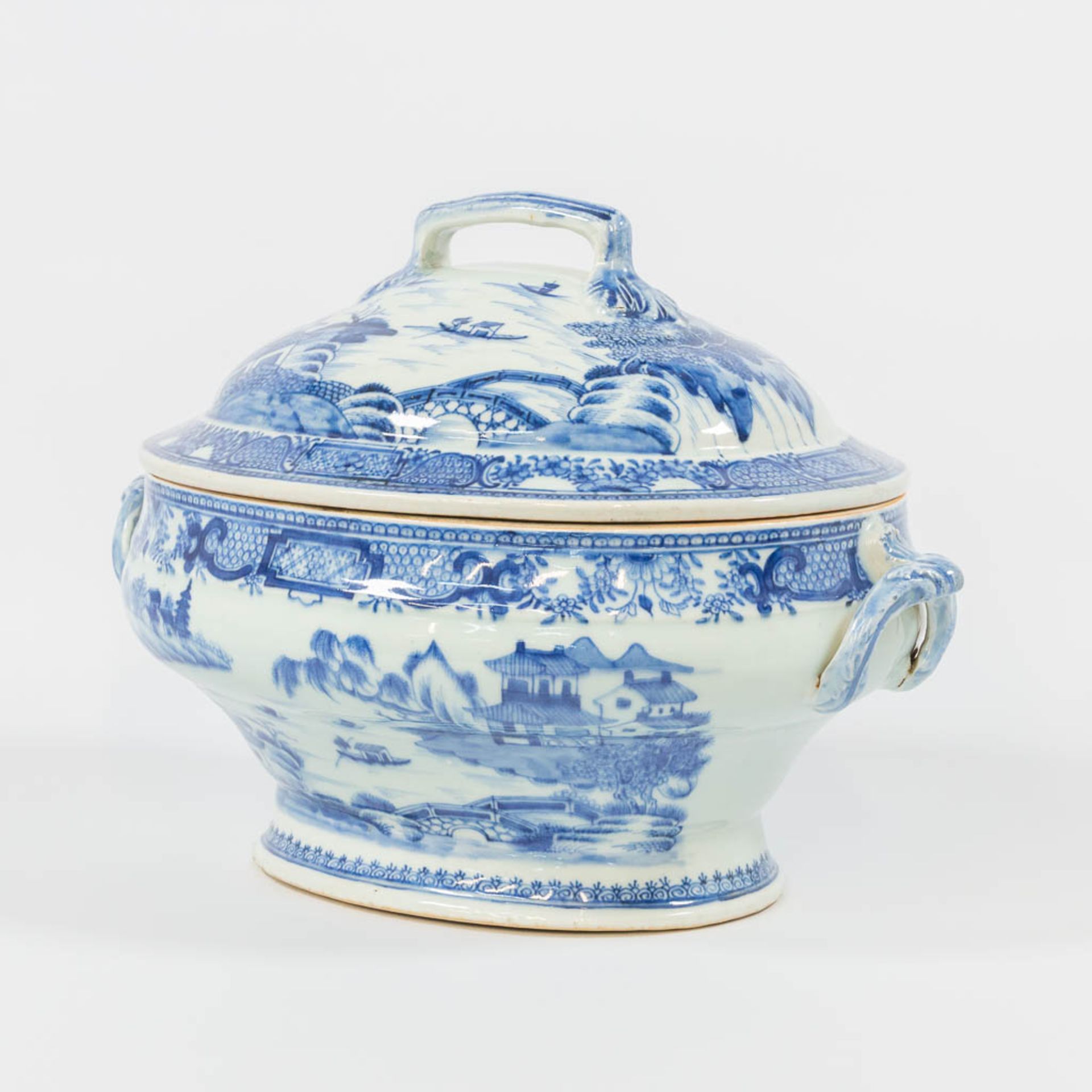 A large Chinese export porcelain blue and white tureen. 19th century. - Image 8 of 17