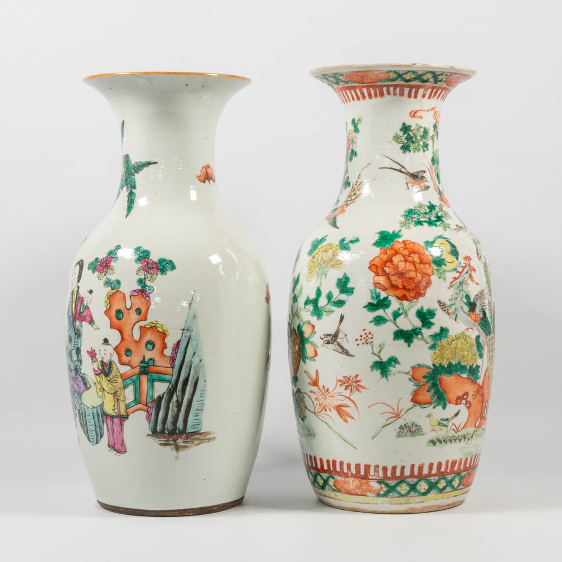 A collection of 2 Chinese vases, with decor of Ladies in court and peacocks. 19th/20th century. - Image 6 of 14