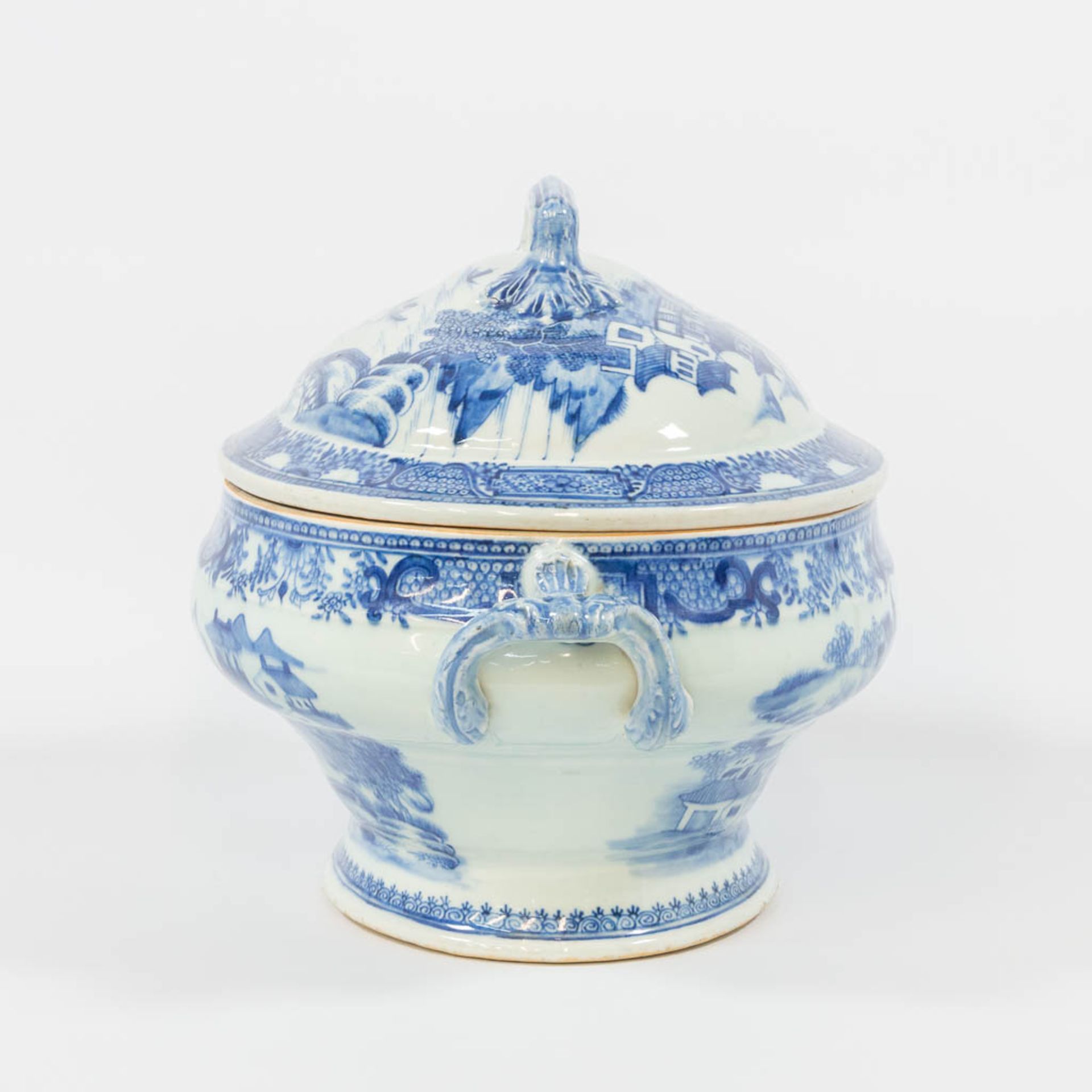 A large Chinese export porcelain blue and white tureen. 19th century. - Image 3 of 17